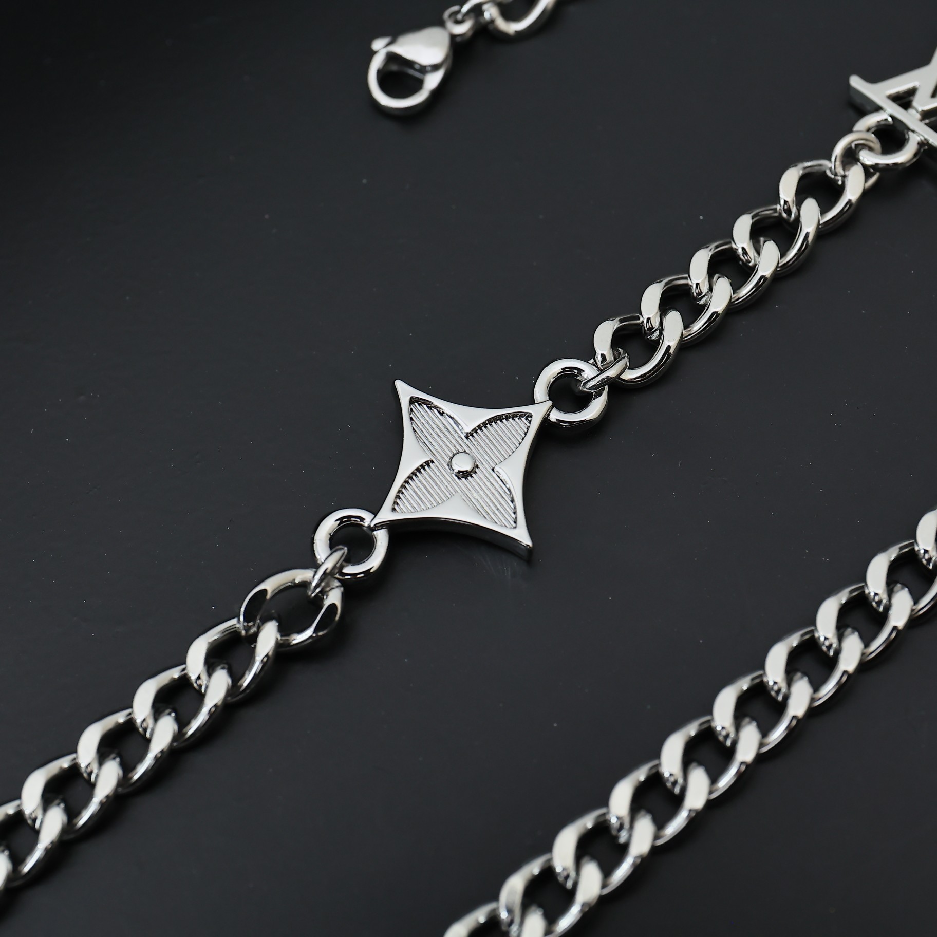 Louis Vuitton MNG Row Necklace   M01490 - 