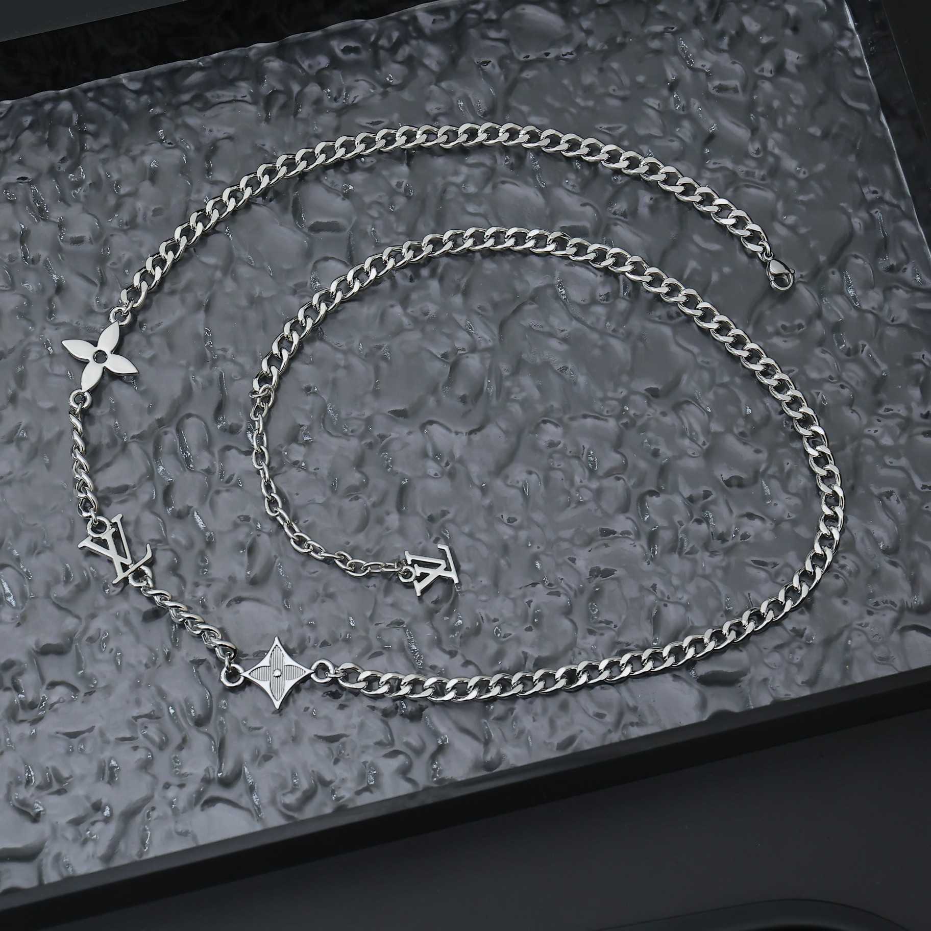 Louis Vuitton MNG Row Necklace   M01490 - 