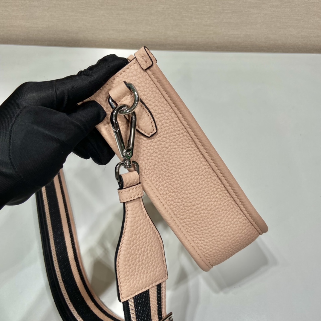 Prada Logo-Plaque Shoulder Bag   (19x20x6cm) - 