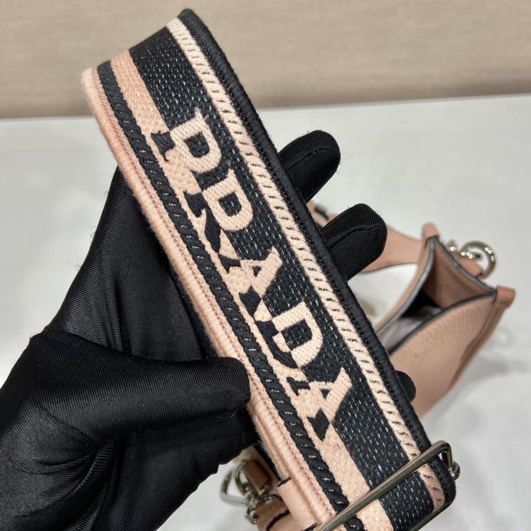Prada Logo-Plaque Shoulder Bag   (19x20x6cm) - 
