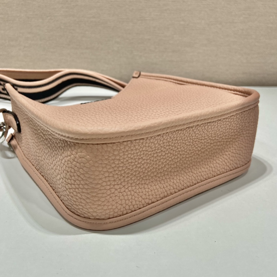 Prada Logo-Plaque Shoulder Bag   (19x20x6cm) - 
