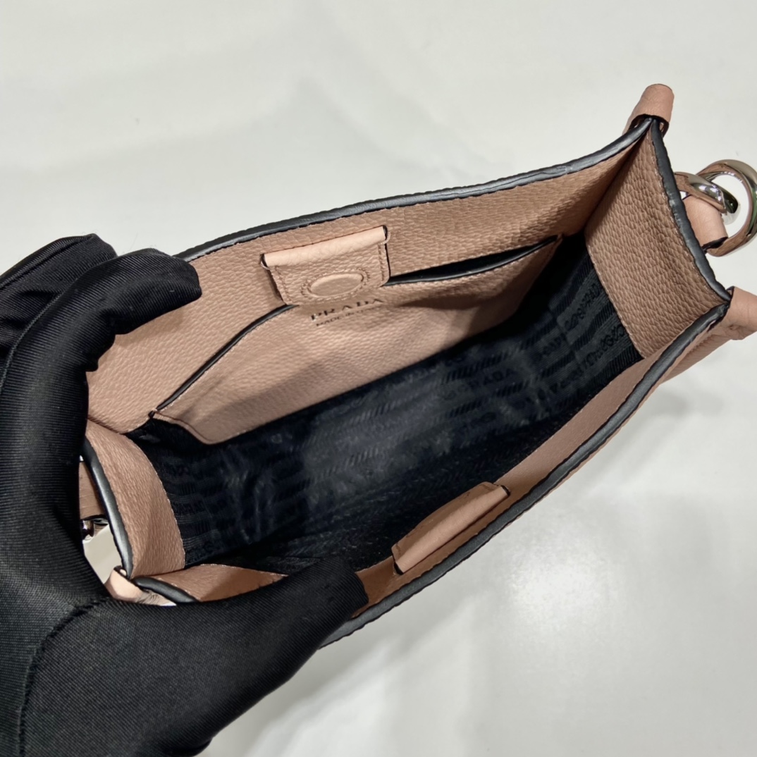 Prada Logo-Plaque Shoulder Bag   (19x20x6cm) - 