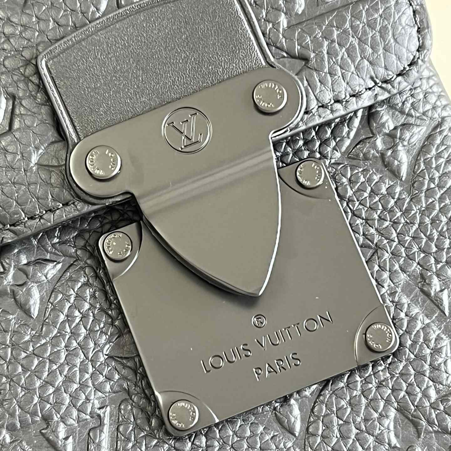 Louis Vuitton S-Lock Vertical Wearable Wallet  M81524 - 