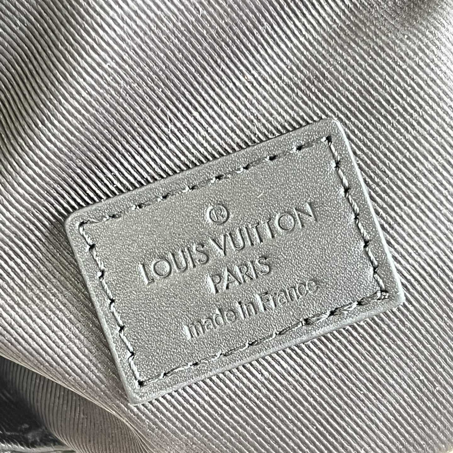 Louis Vuitton S-Lock Vertical Wearable Wallet  M81524 - 