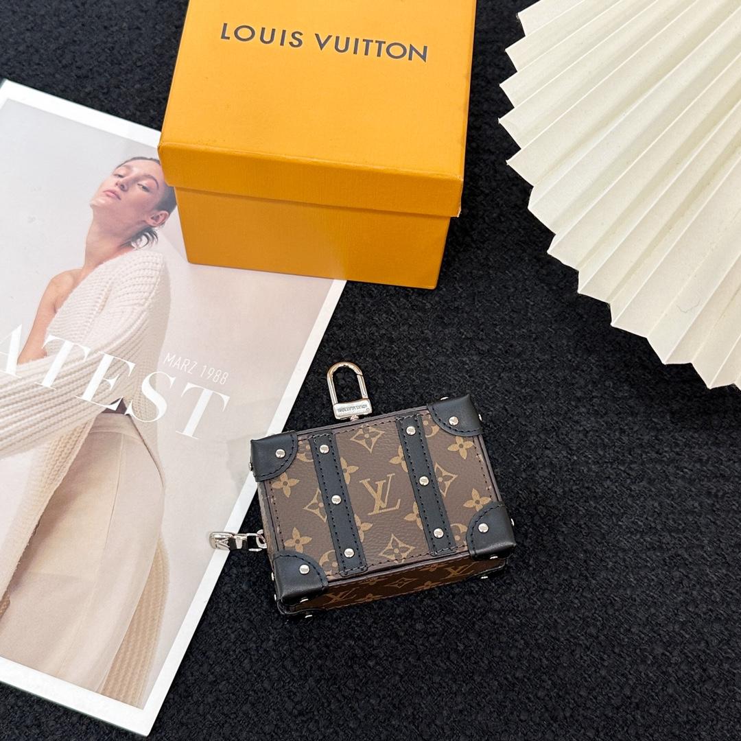 Louis Vuitton Monogram Soft Trunk Pouch  M00753 - 