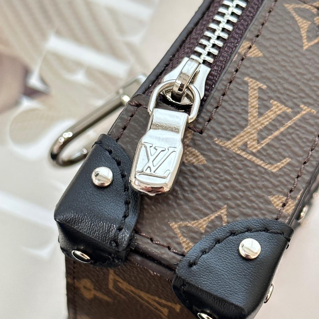 Louis Vuitton Monogram Soft Trunk Pouch  M00753 - 