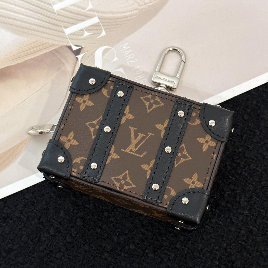 Louis Vuitton Monogram Soft Trunk Pouch  M00753 - 