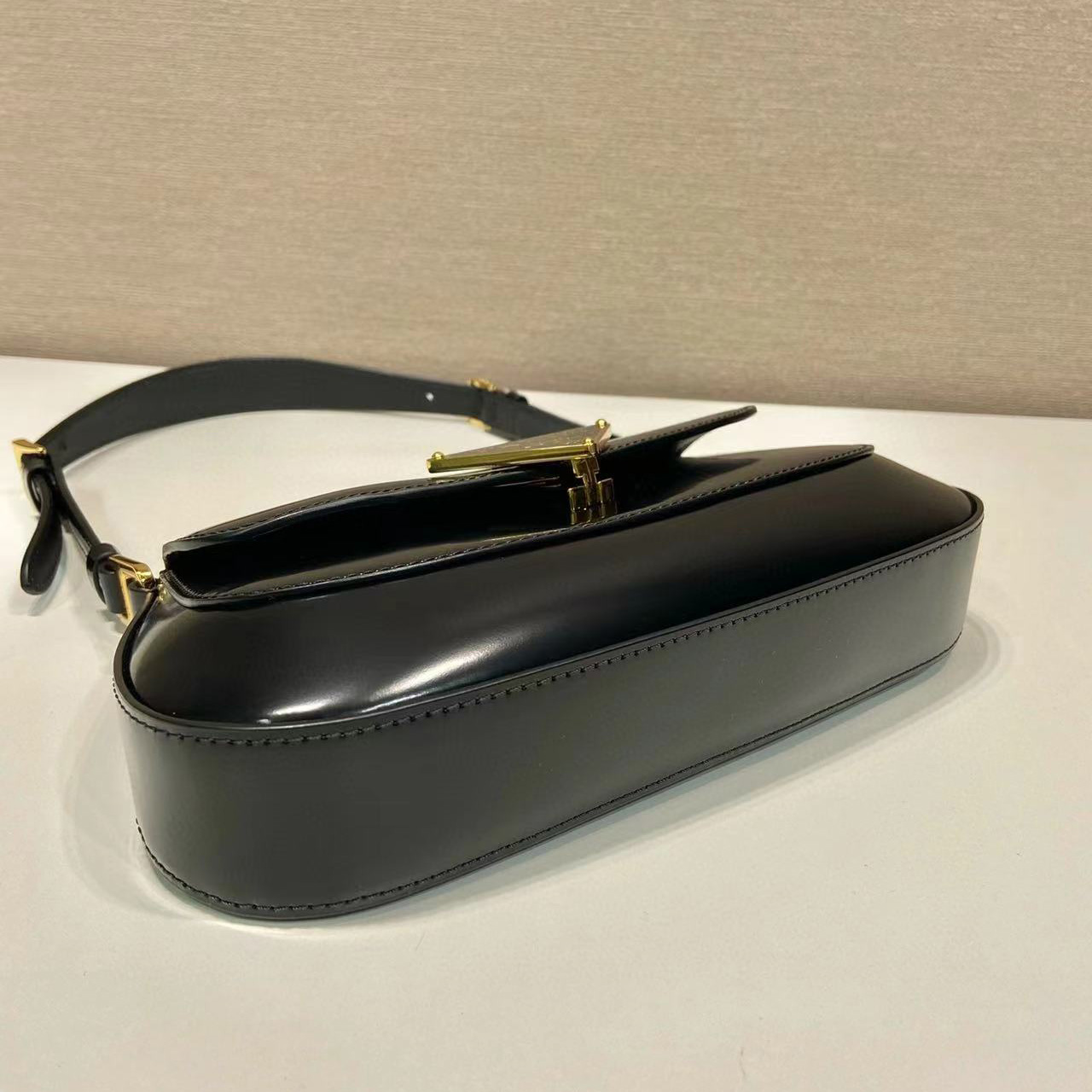 Prada Leather Shoulder Bag  （24x11x4cm） - 