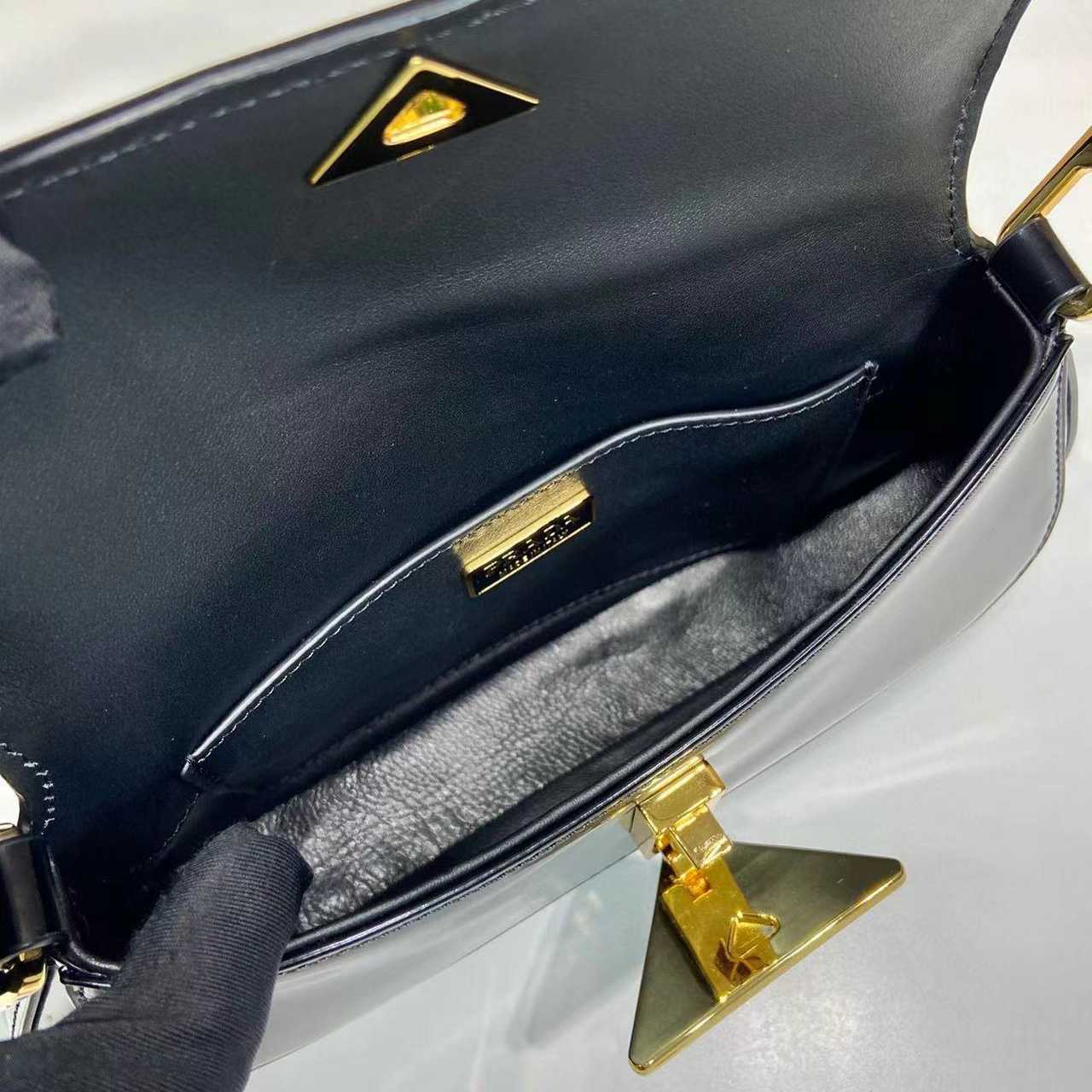 Prada Leather Shoulder Bag  （24x11x4cm） - 