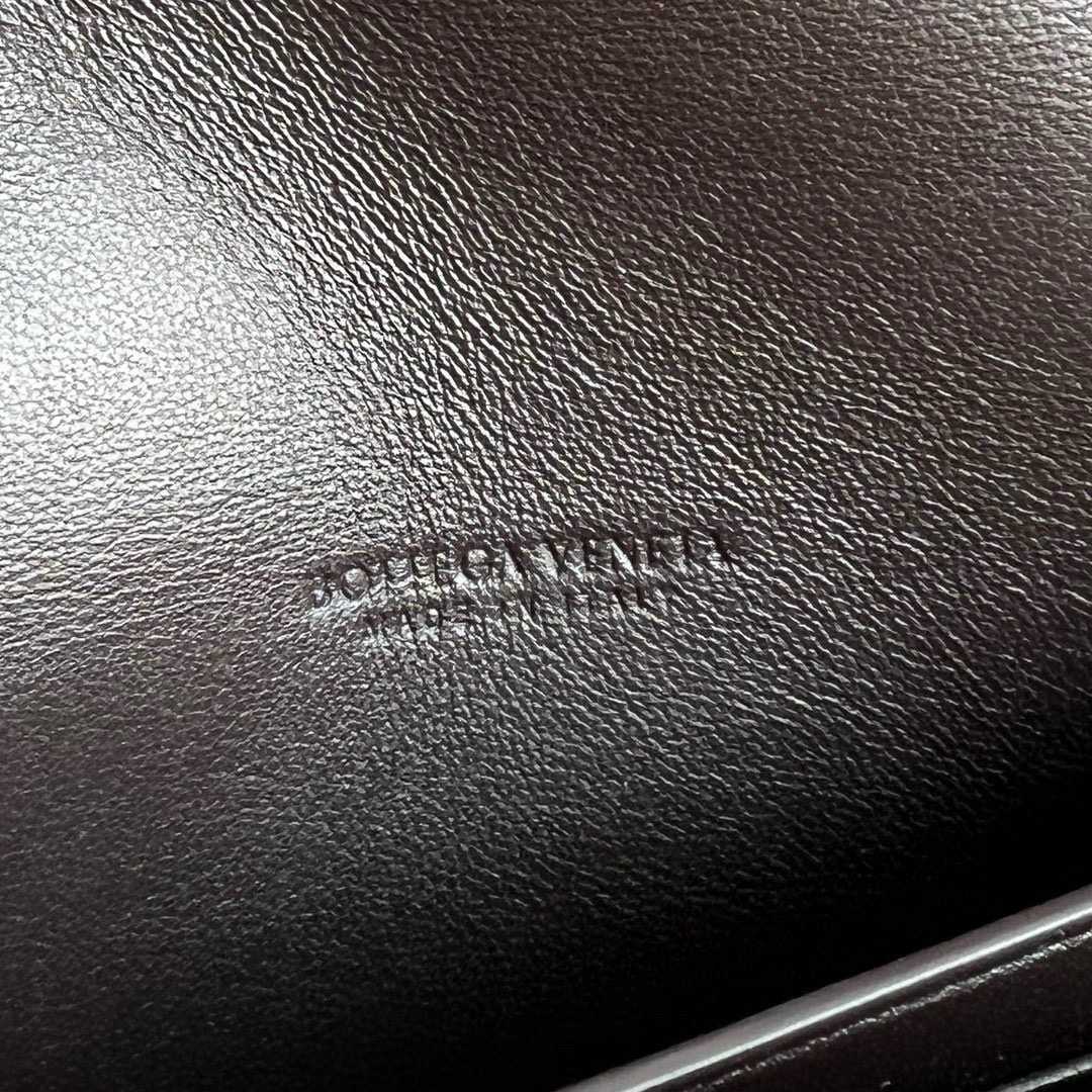 Bottega Veneta Long Clutch Andiamo With Handle - 