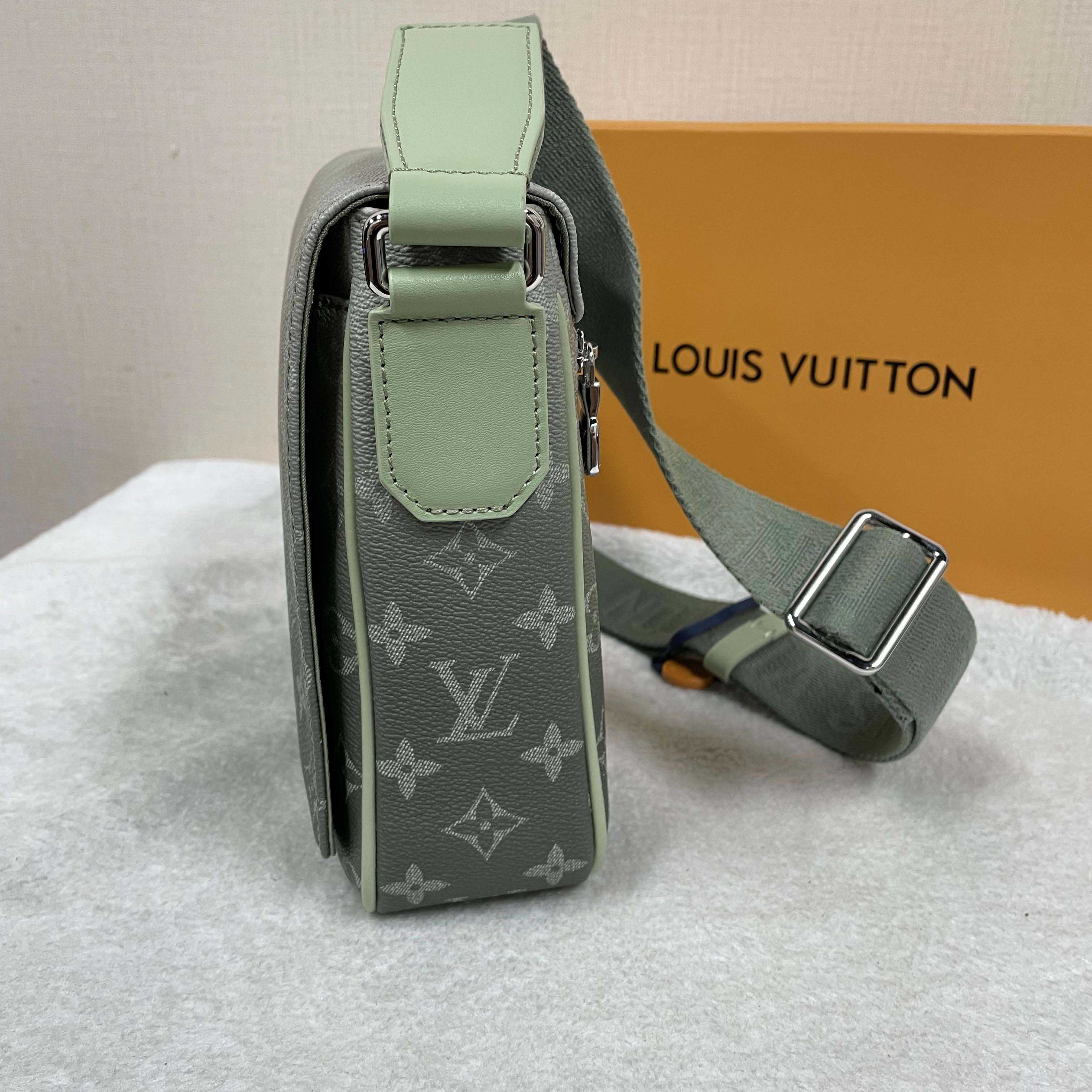 Louis Vuitton District PM   M11593 - 