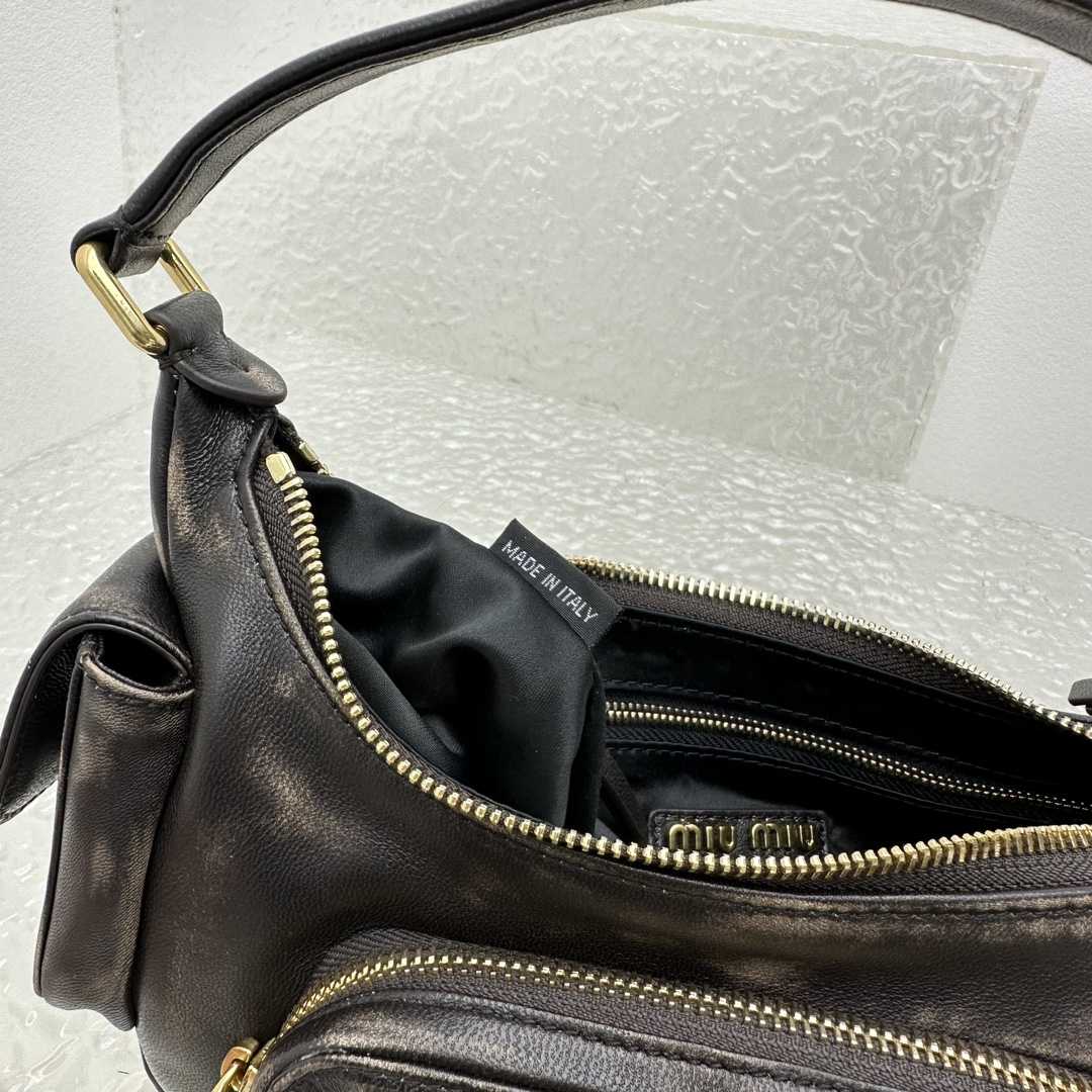 Miu Miu Nappa Leather Pocket Bag (21-12-6cm) - 