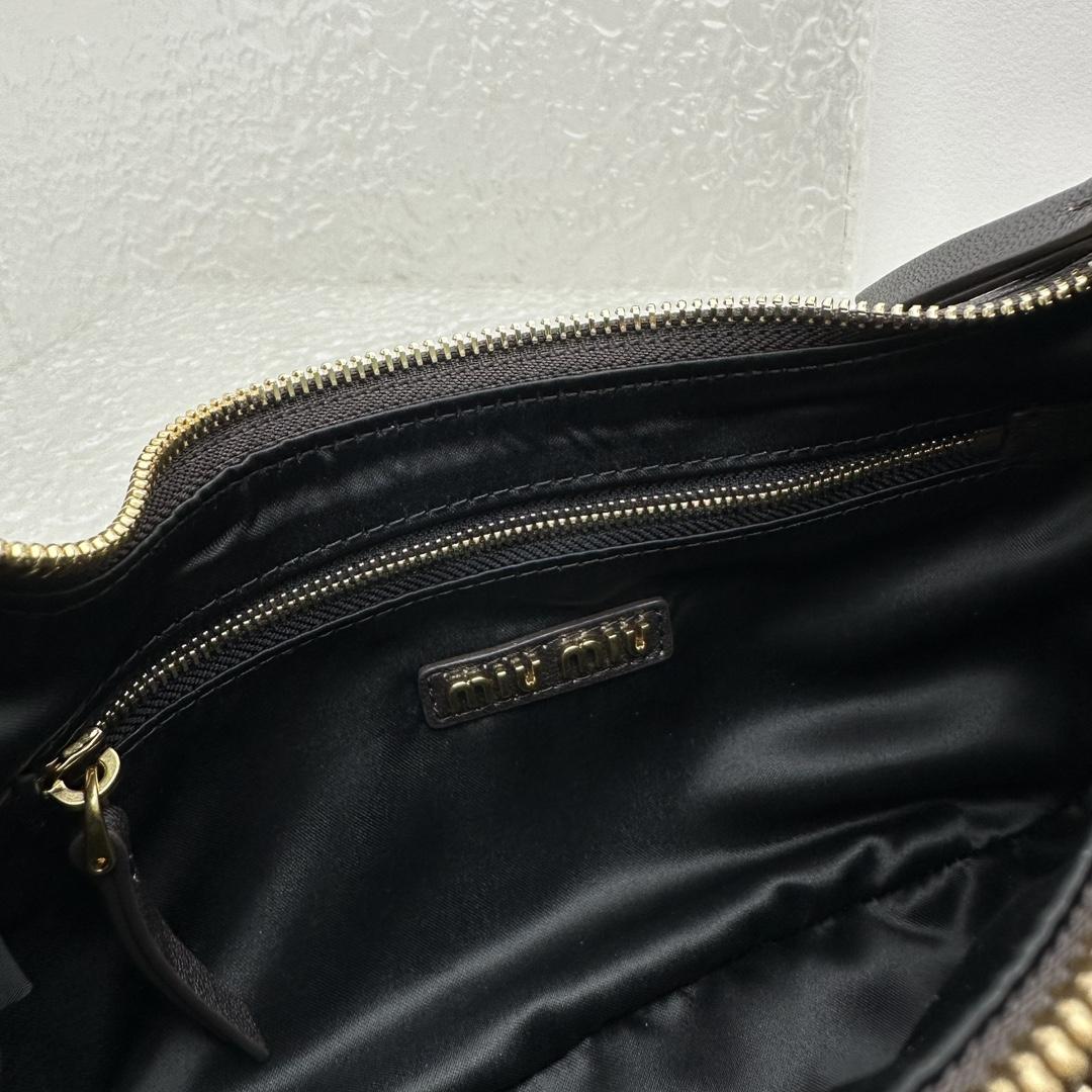 Miu Miu Nappa Leather Pocket Bag (21-12-6cm) - 