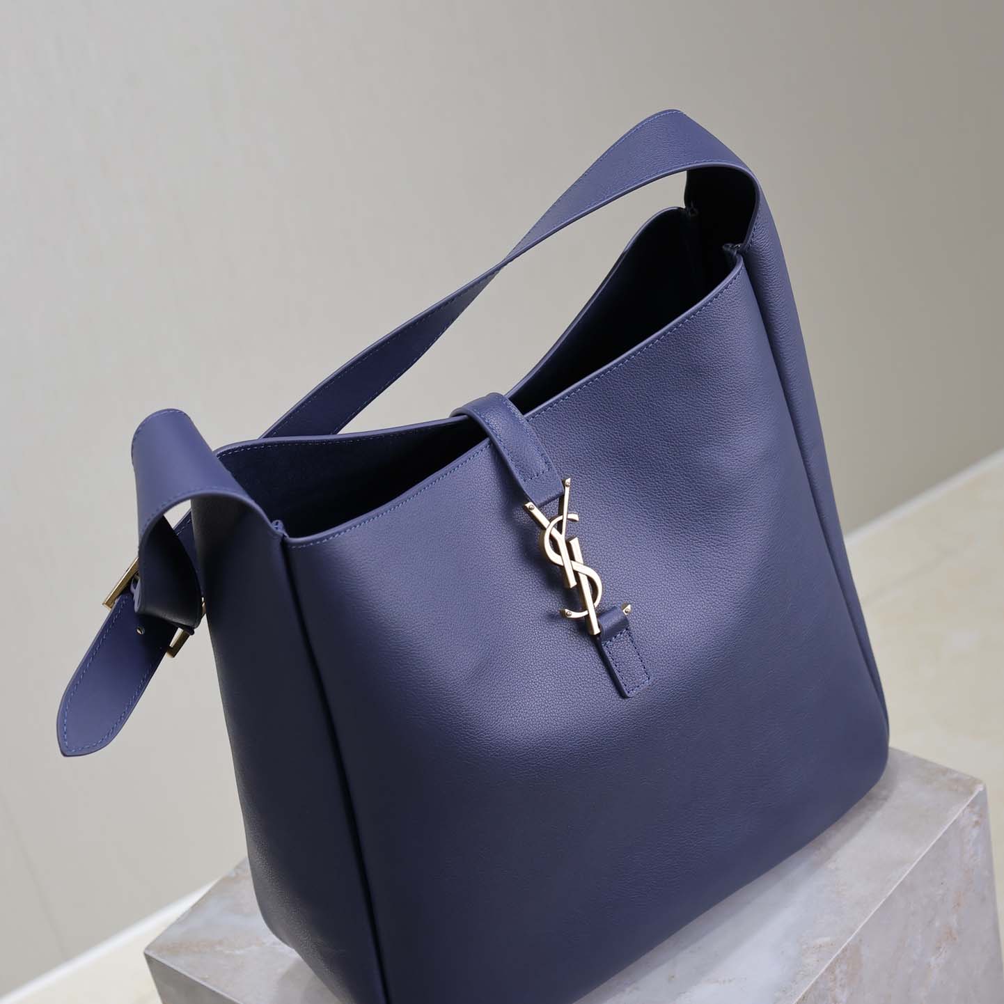 Saint Laurent LE 5 À 7 Supple Large In Grained Leather - 