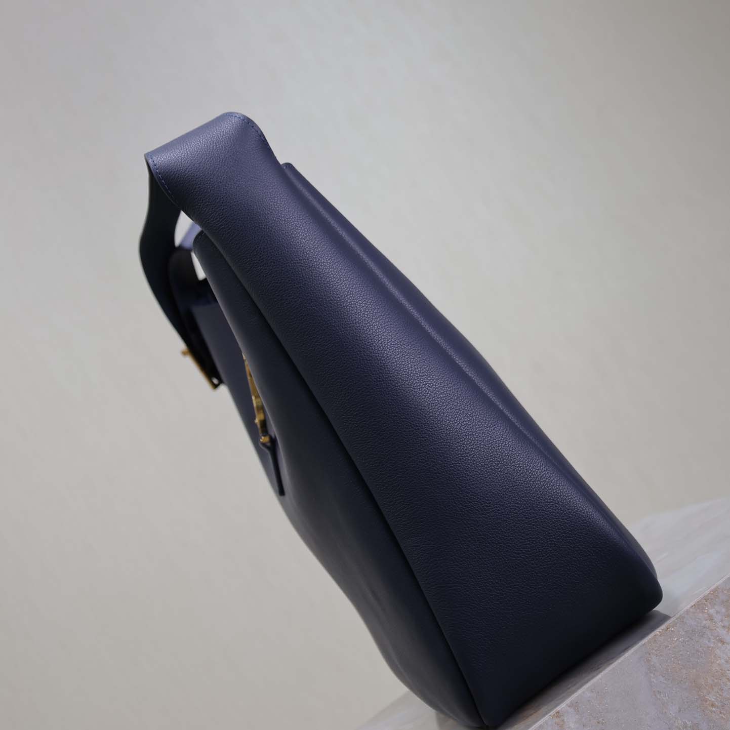 Saint Laurent LE 5 À 7 Supple Large In Grained Leather - 