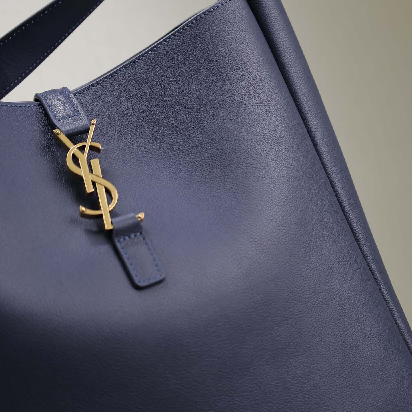 Saint Laurent LE 5 À 7 Supple Large In Grained Leather - 