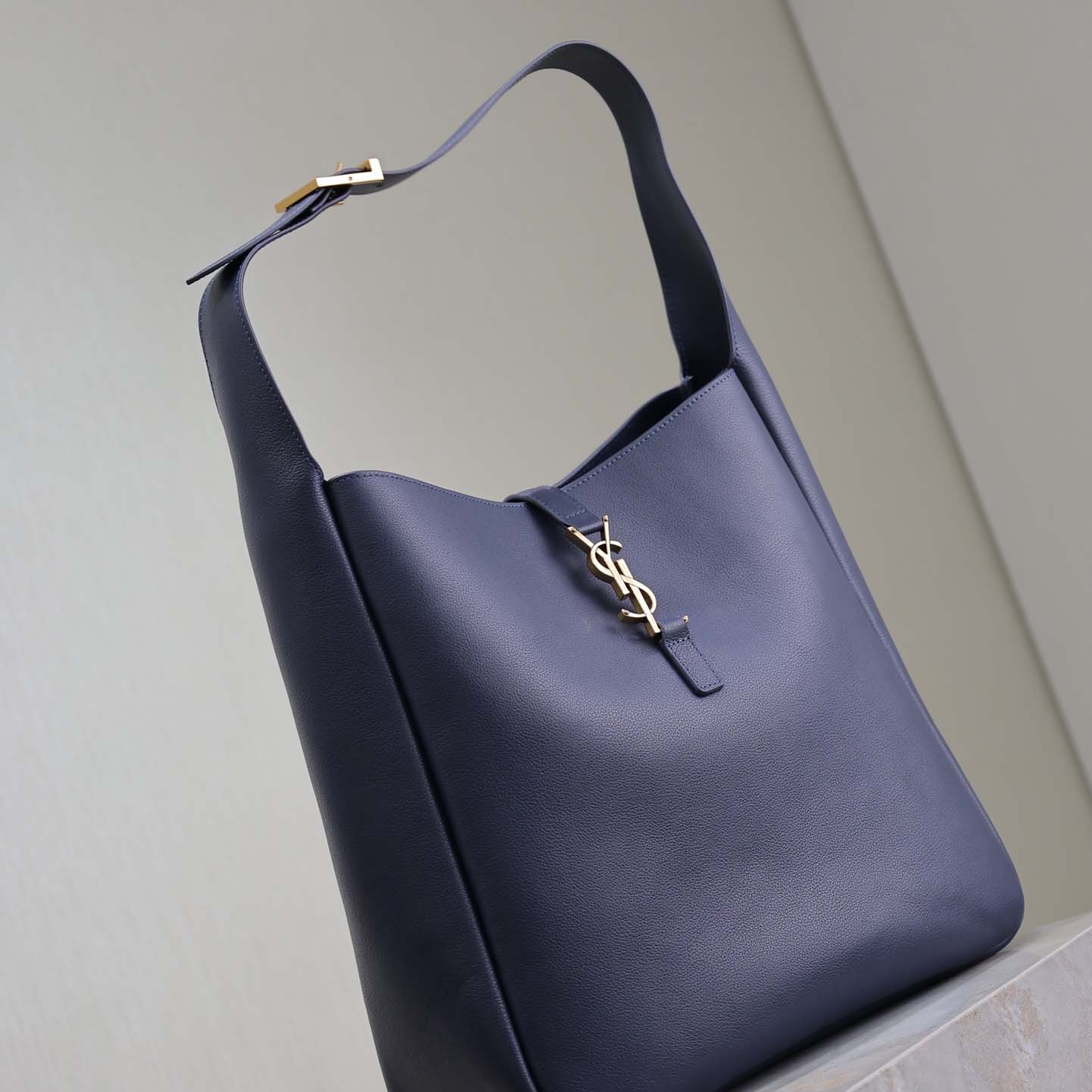 Saint Laurent LE 5 À 7 Supple Large In Grained Leather - 