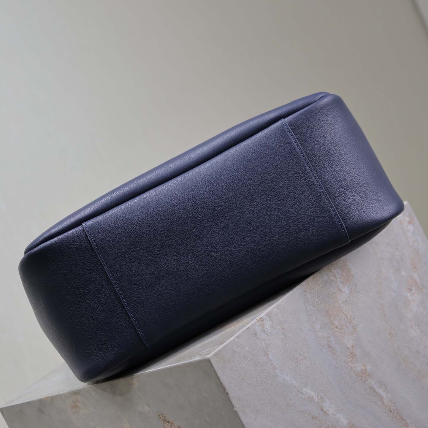 Saint Laurent LE 5 À 7 Supple Large In Grained Leather - 