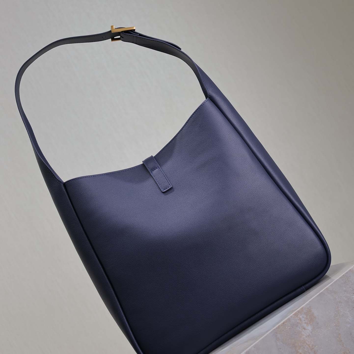 Saint Laurent LE 5 À 7 Supple Large In Grained Leather - 