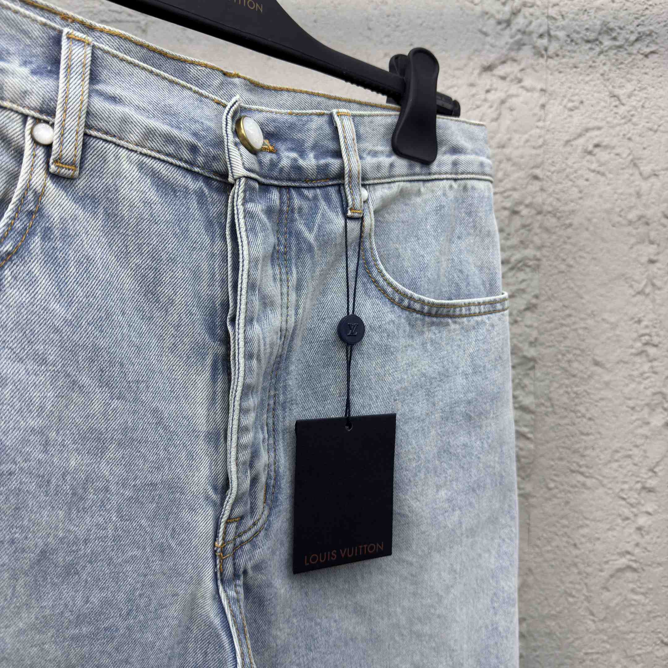 Louis Vuitton LV Denim Shorts   1AGTHU - DesignerGu