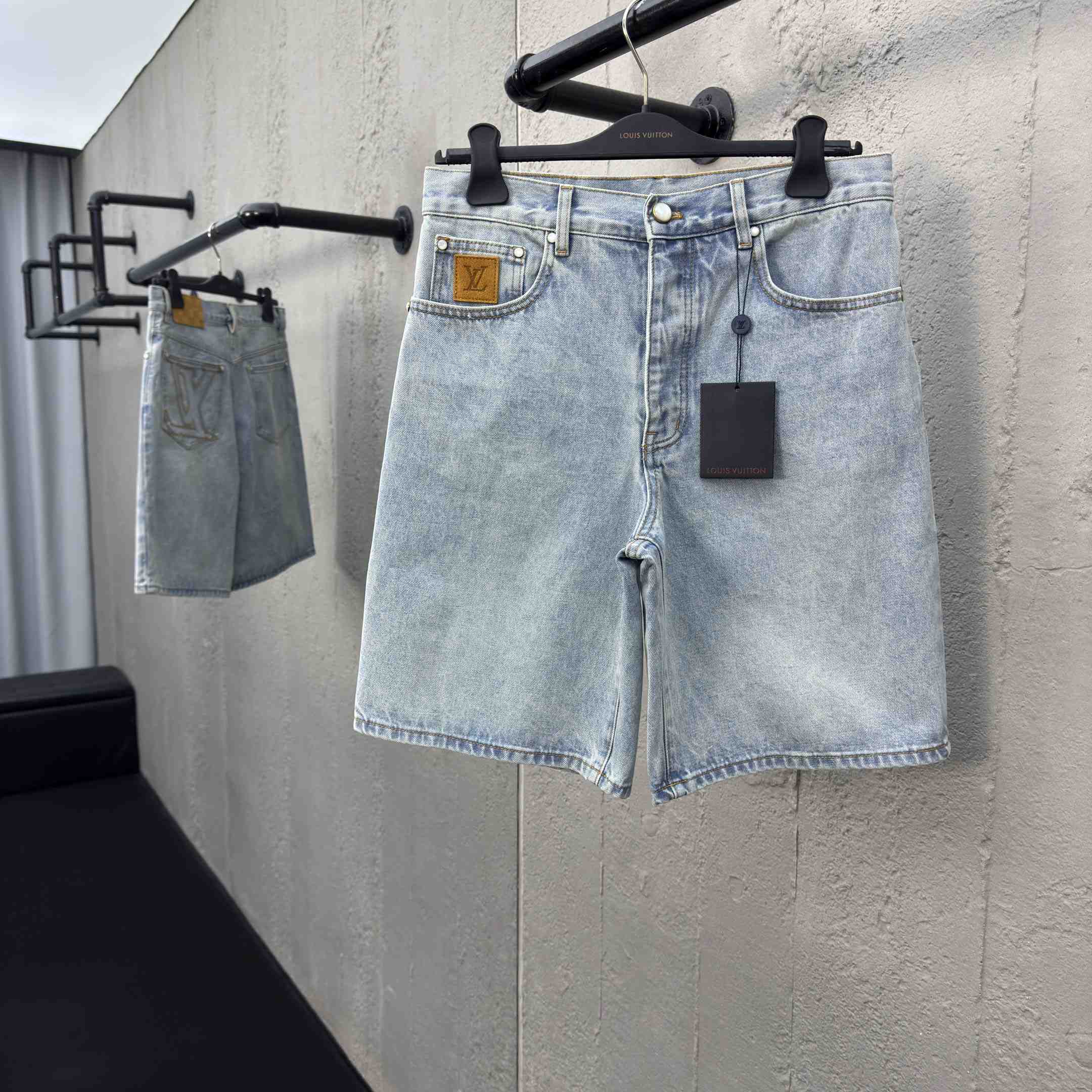 Louis Vuitton LV Denim Shorts   1AGTHU - DesignerGu
