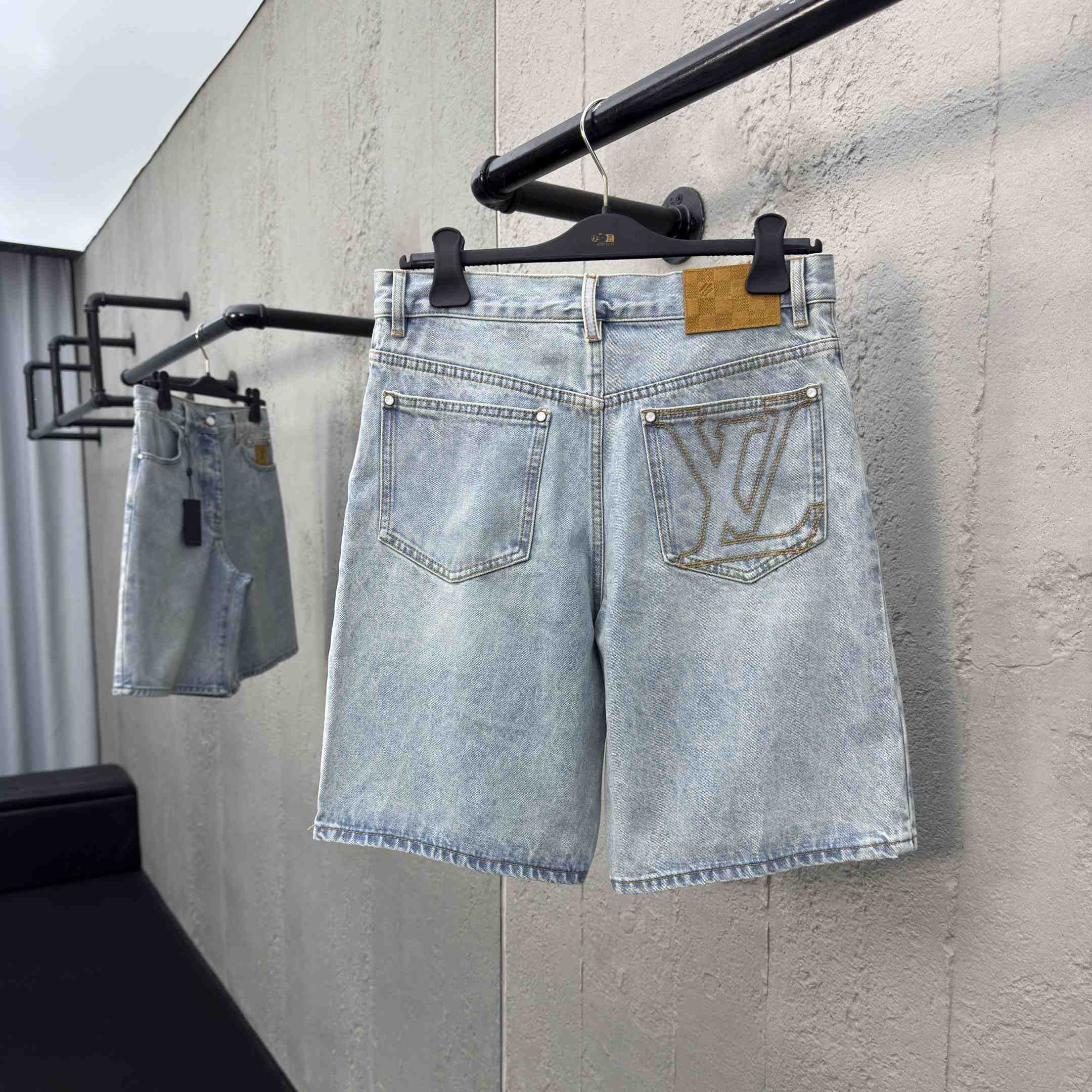 Louis Vuitton LV Denim Shorts   1AGTHU - DesignerGu