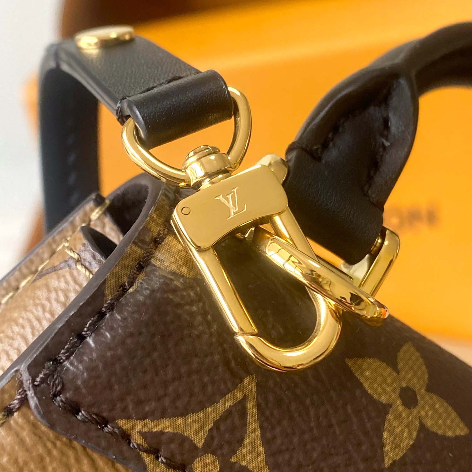 Louis Vuitton Tilsitt Handbag   M83473 - 