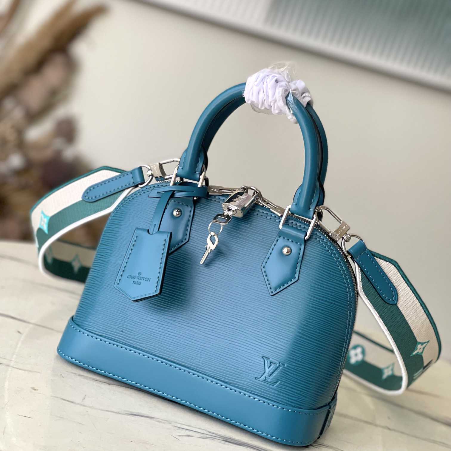 Louis Vuitton  Alma BB Handbag(23.5-17.5-11.5cm)   M20609 - DesignerGu