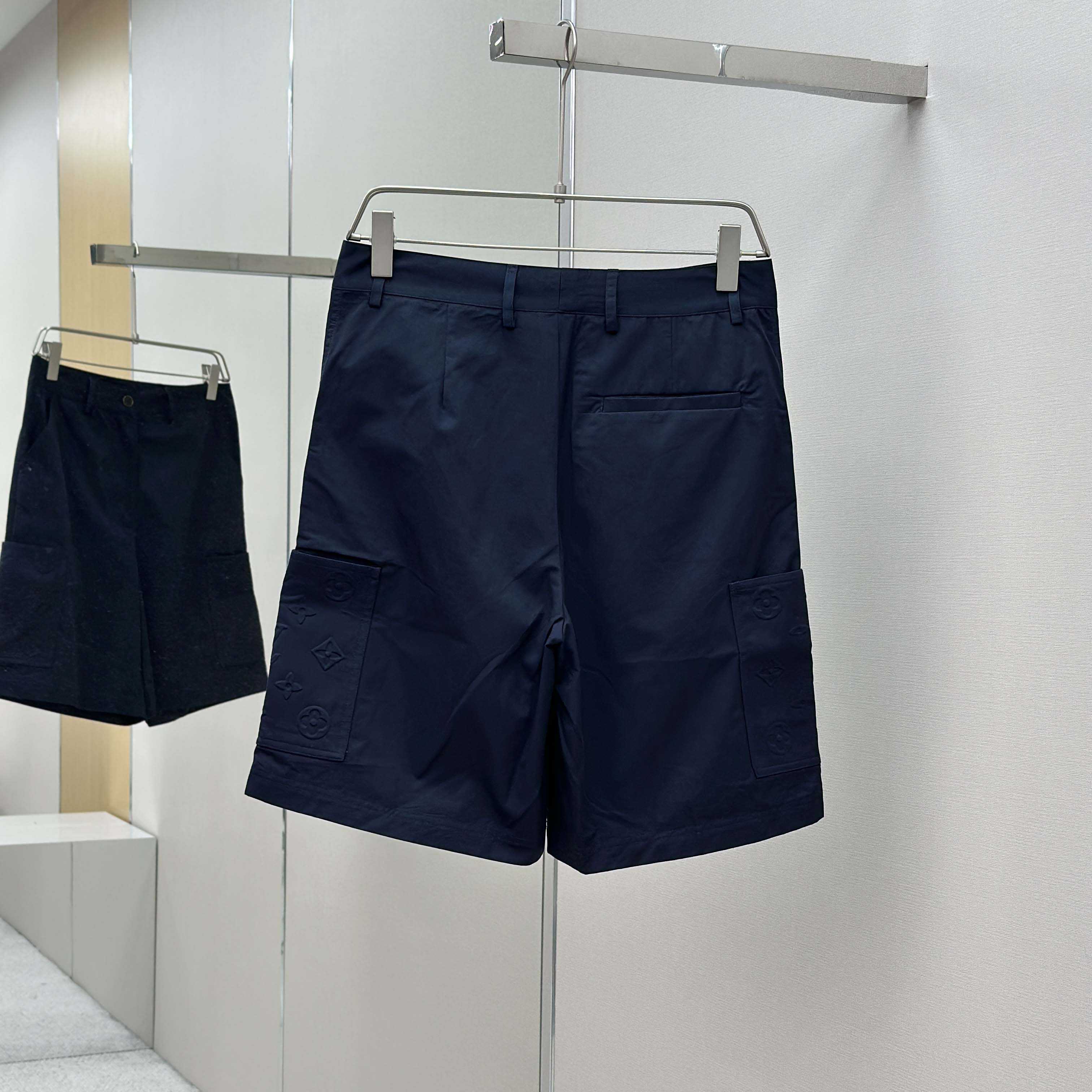 Louis Vuitton Monogram Pocket Cargo Shorts   1AHVTL - DesignerGu
