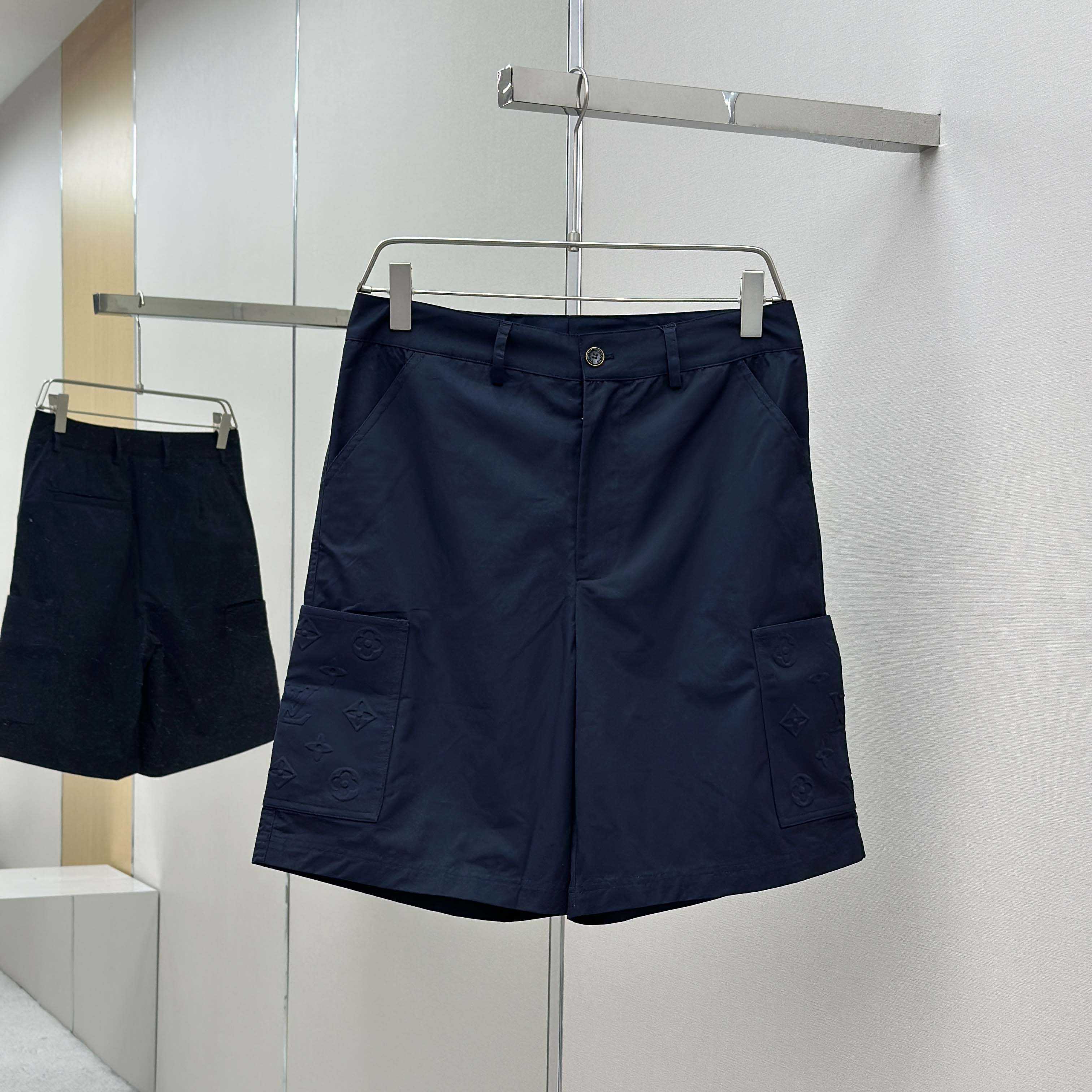 Louis Vuitton Monogram Pocket Cargo Shorts   1AHVTL - DesignerGu
