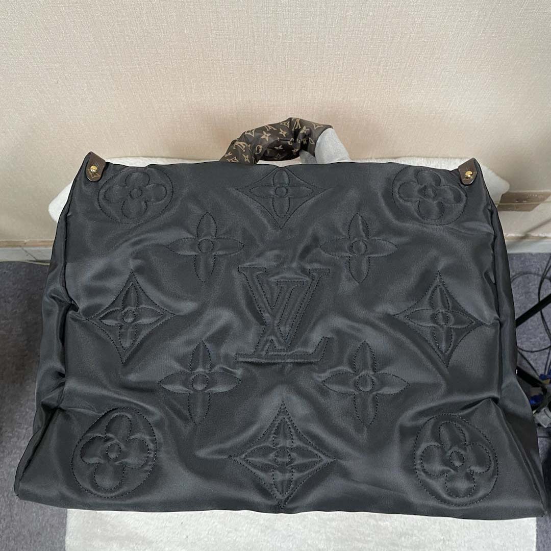 Louis Vuitton Monogram Giant Pillow OnTheGo MM   (41 x 34 x 19cm) - DesignerGu