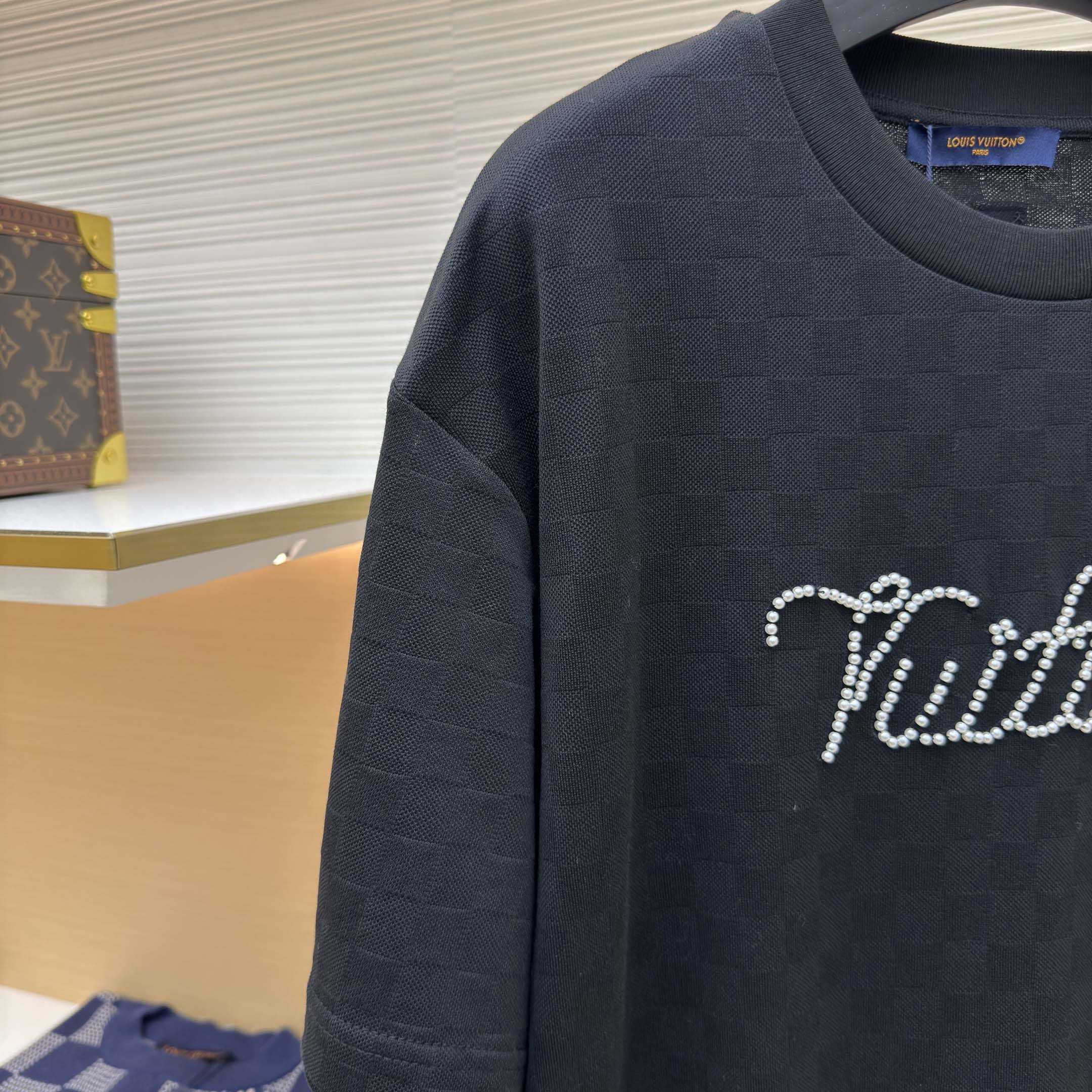 Louis Vuitton Signature Embellished T-Shirt   1AIMLZ - DesignerGu