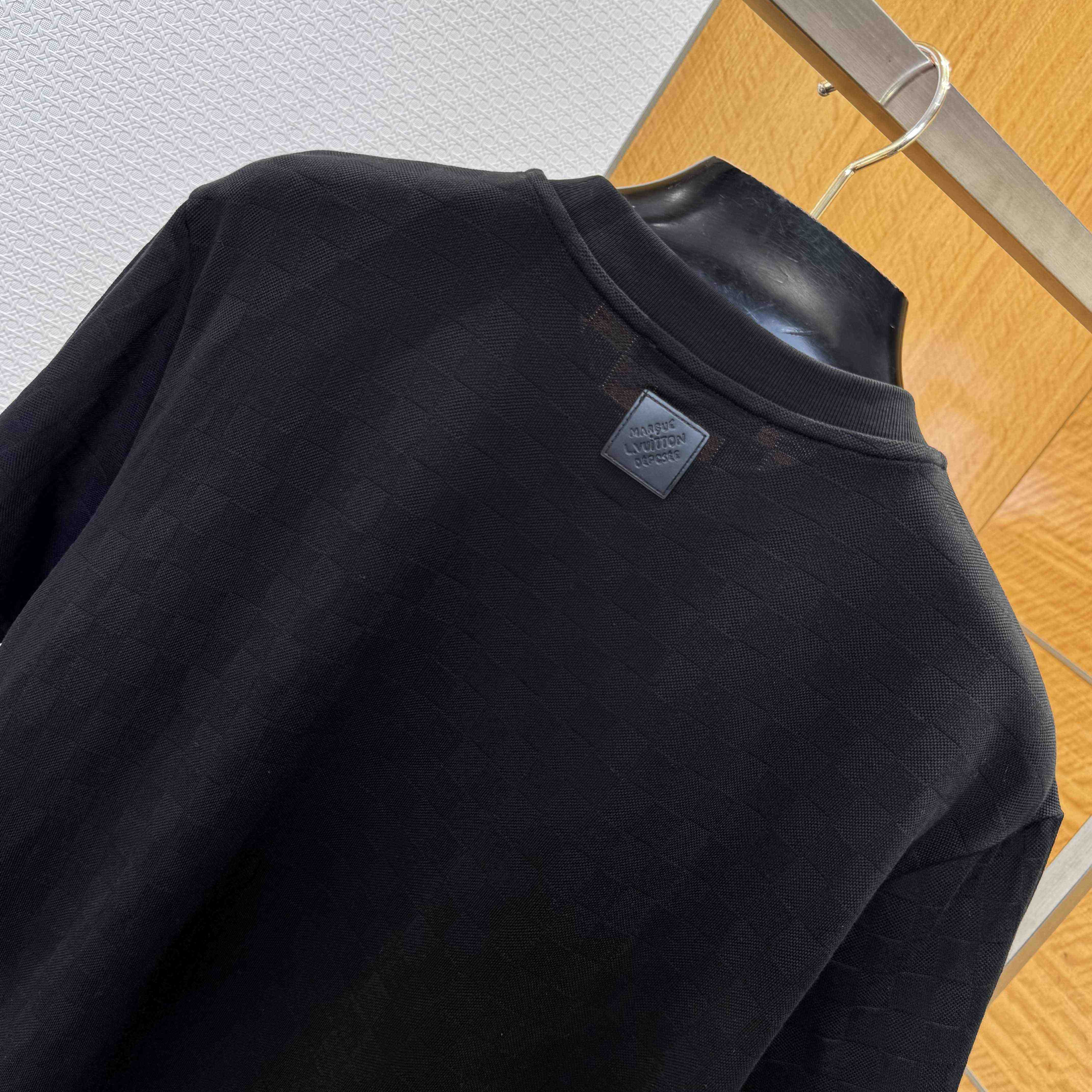 Louis Vuitton Signature Embellished T-Shirt   1AIMLZ - DesignerGu
