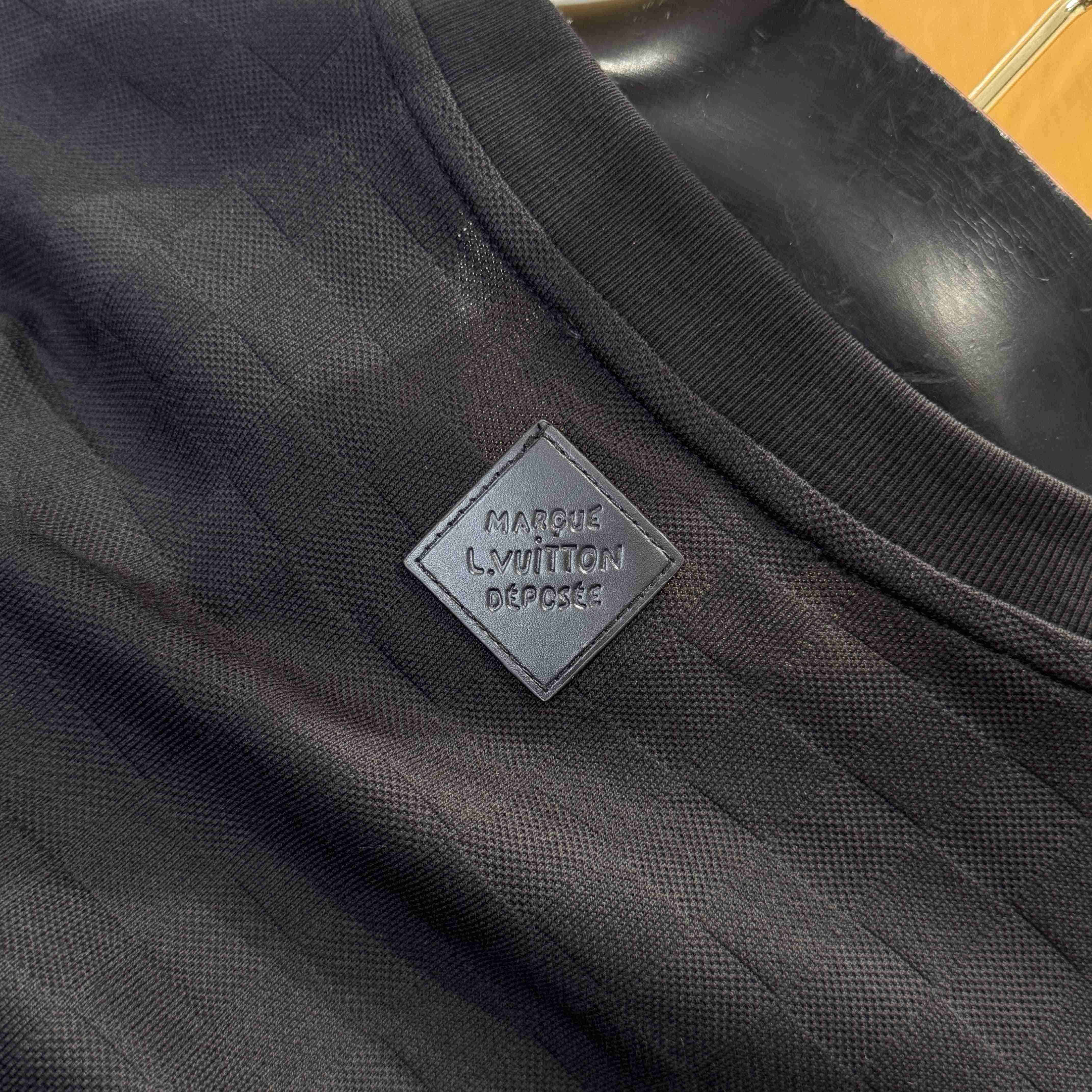 Louis Vuitton Signature Embellished T-Shirt   1AIMLZ - DesignerGu