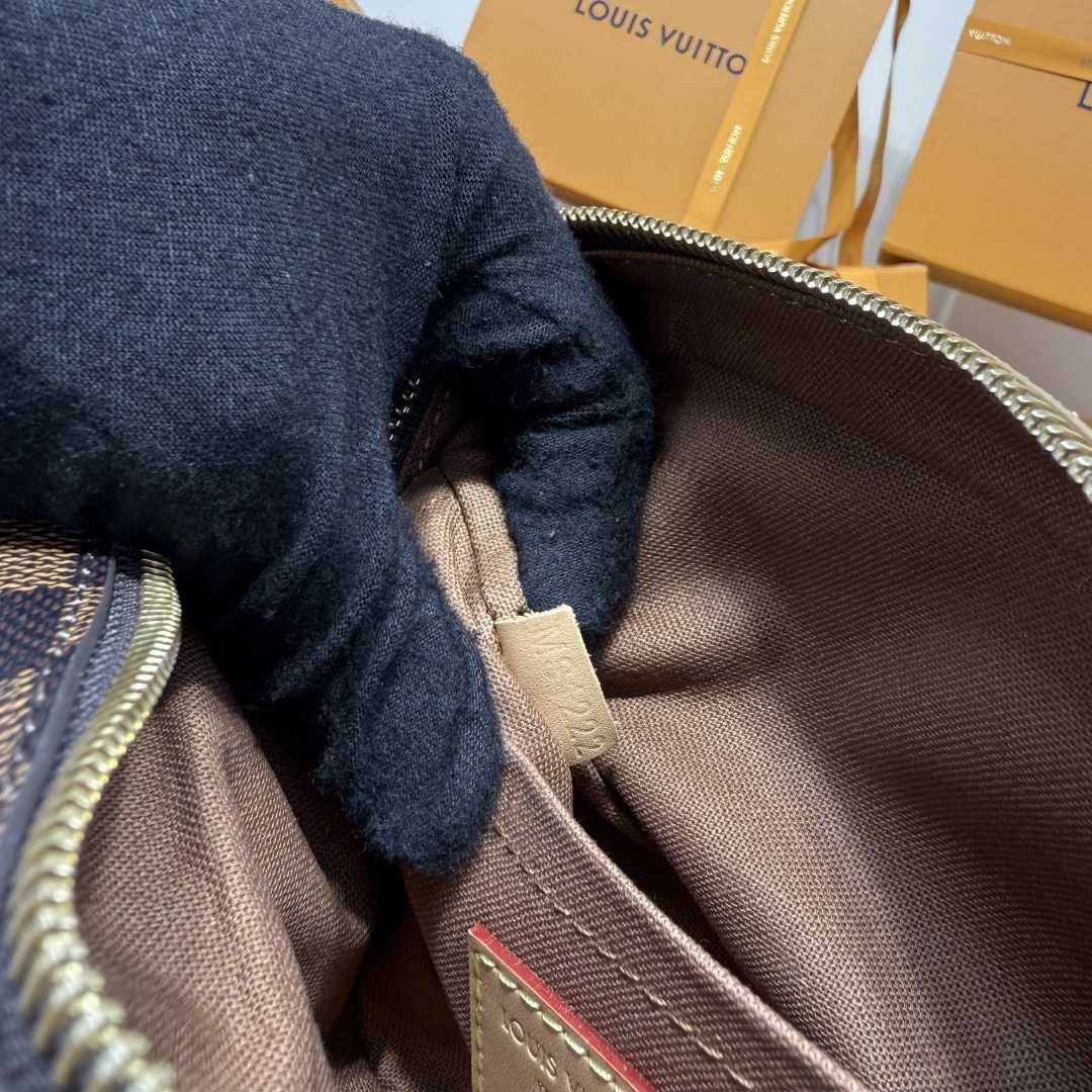 Louis Vuitton Trocadéro Wearable Wallet     M26020 - DesignerGu