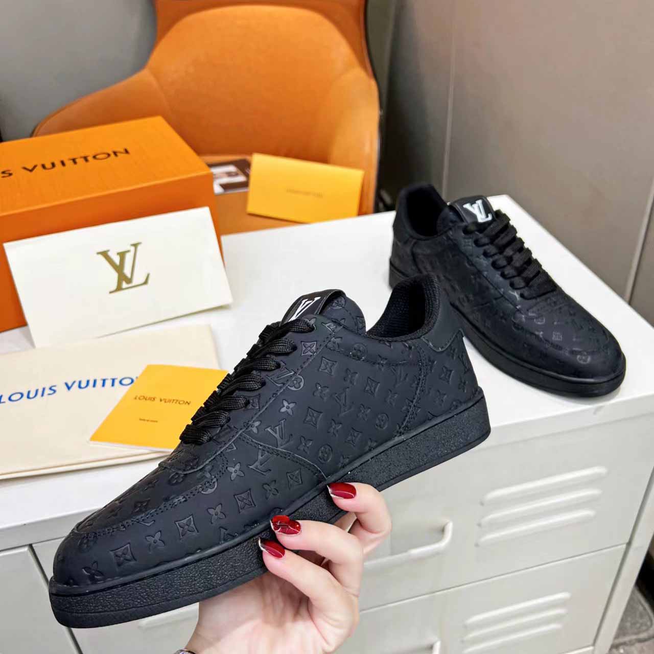 Louis Vuitton Rivoli Sneaker   1AARHT - DesignerGu