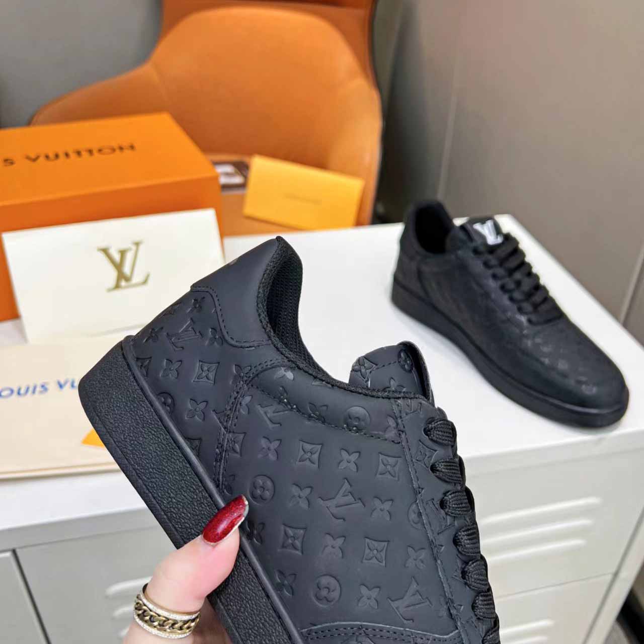 Louis Vuitton Rivoli Sneaker   1AARHT - DesignerGu