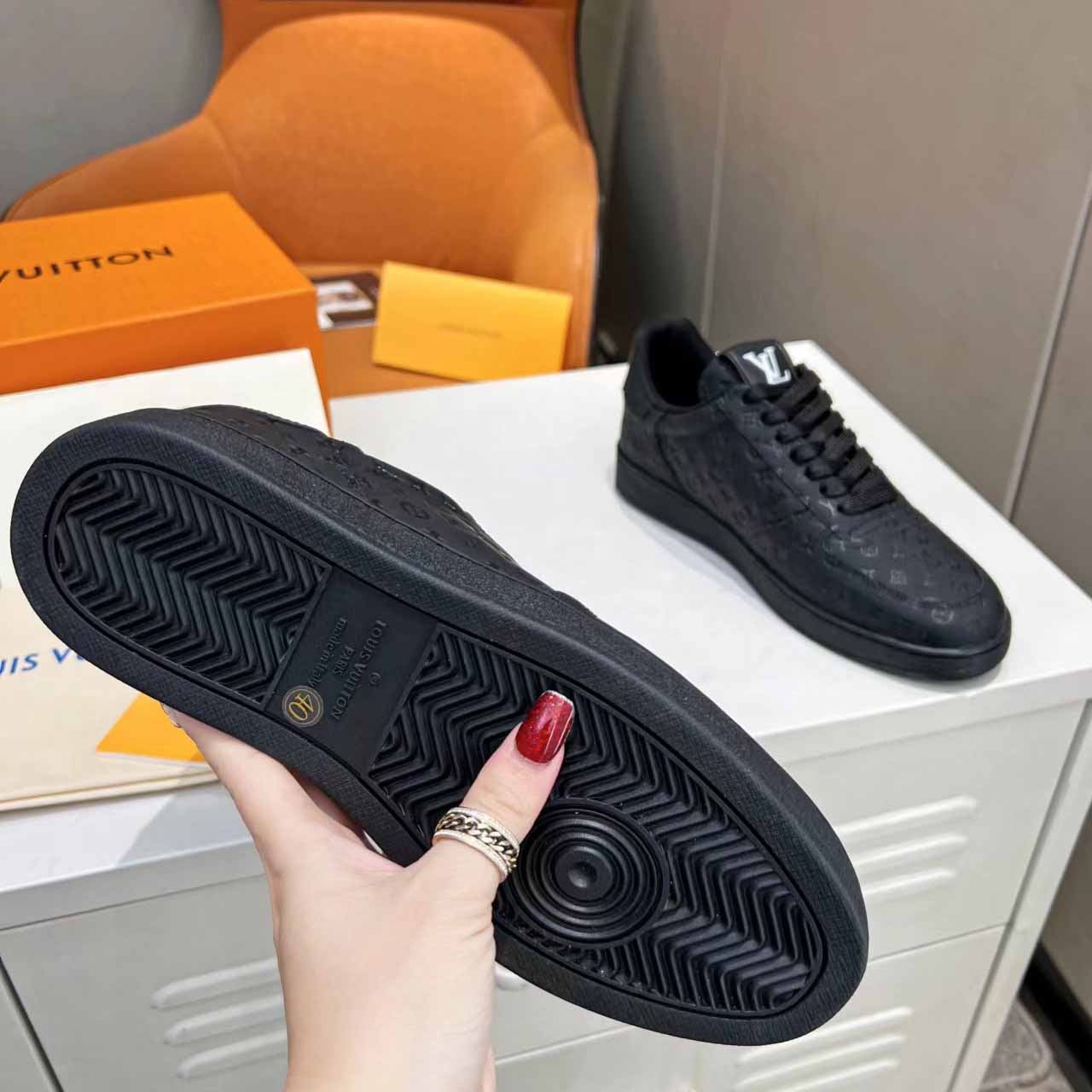 Louis Vuitton Rivoli Sneaker   1AARHT - DesignerGu