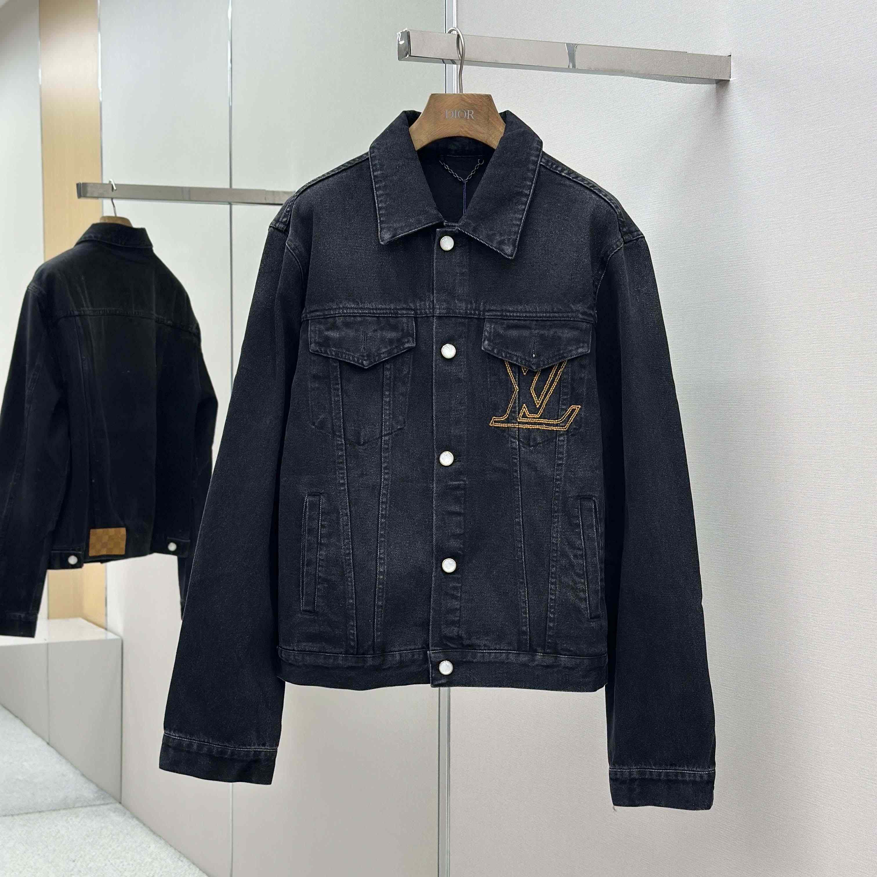Louis Vuitton LV Denim Trucker Jacket   1AILKE Louis Vuitton LV Denim Trucker Jacket   1AILKE - DesignerGu