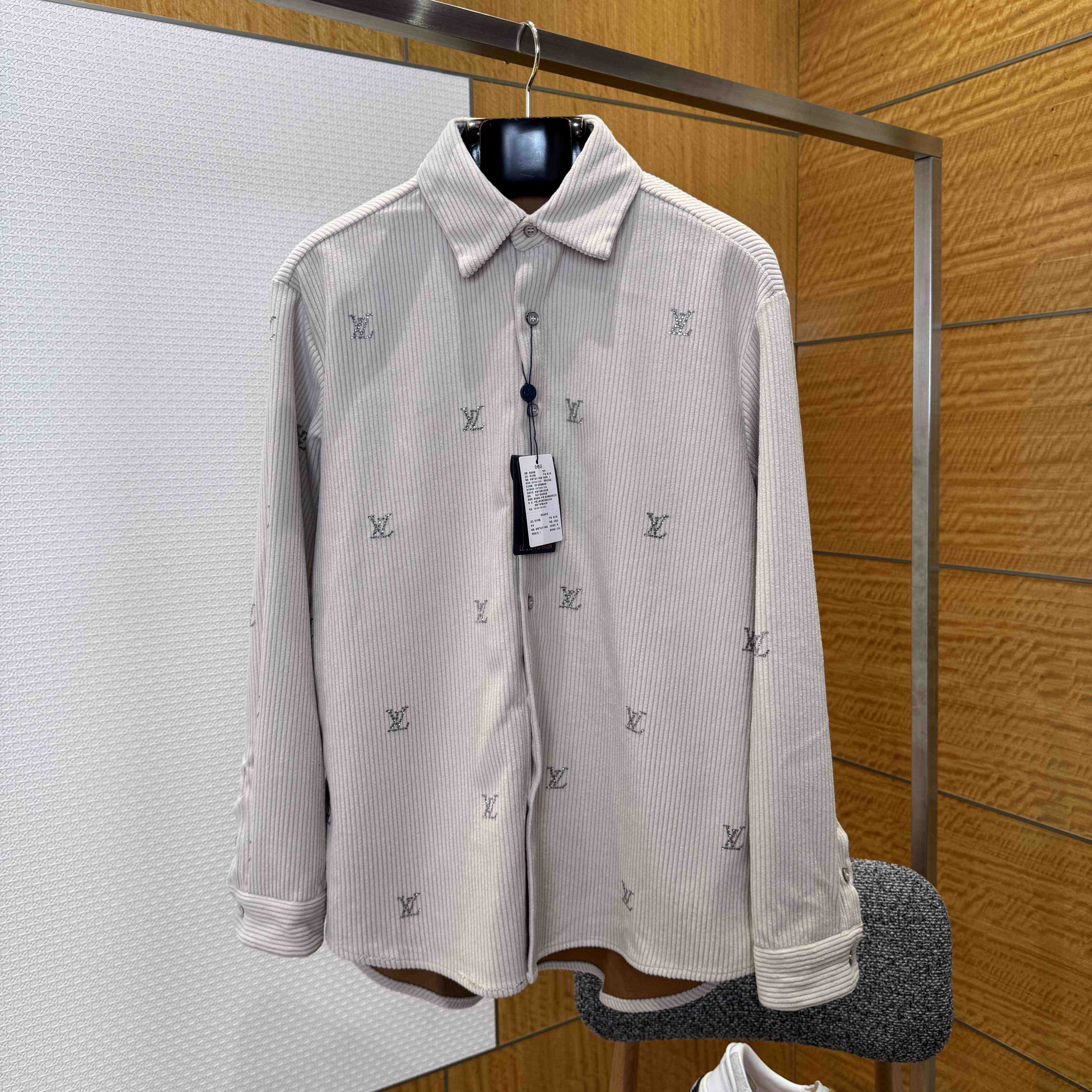 Louis Vuitton LV Blason Embellished Long-Sleeved Corduroy Shirt   1AIKBT Louis Vuitton LV Blason Embellished Long-Sleeved Corduroy Shirt   1AIKBT - DesignerGu