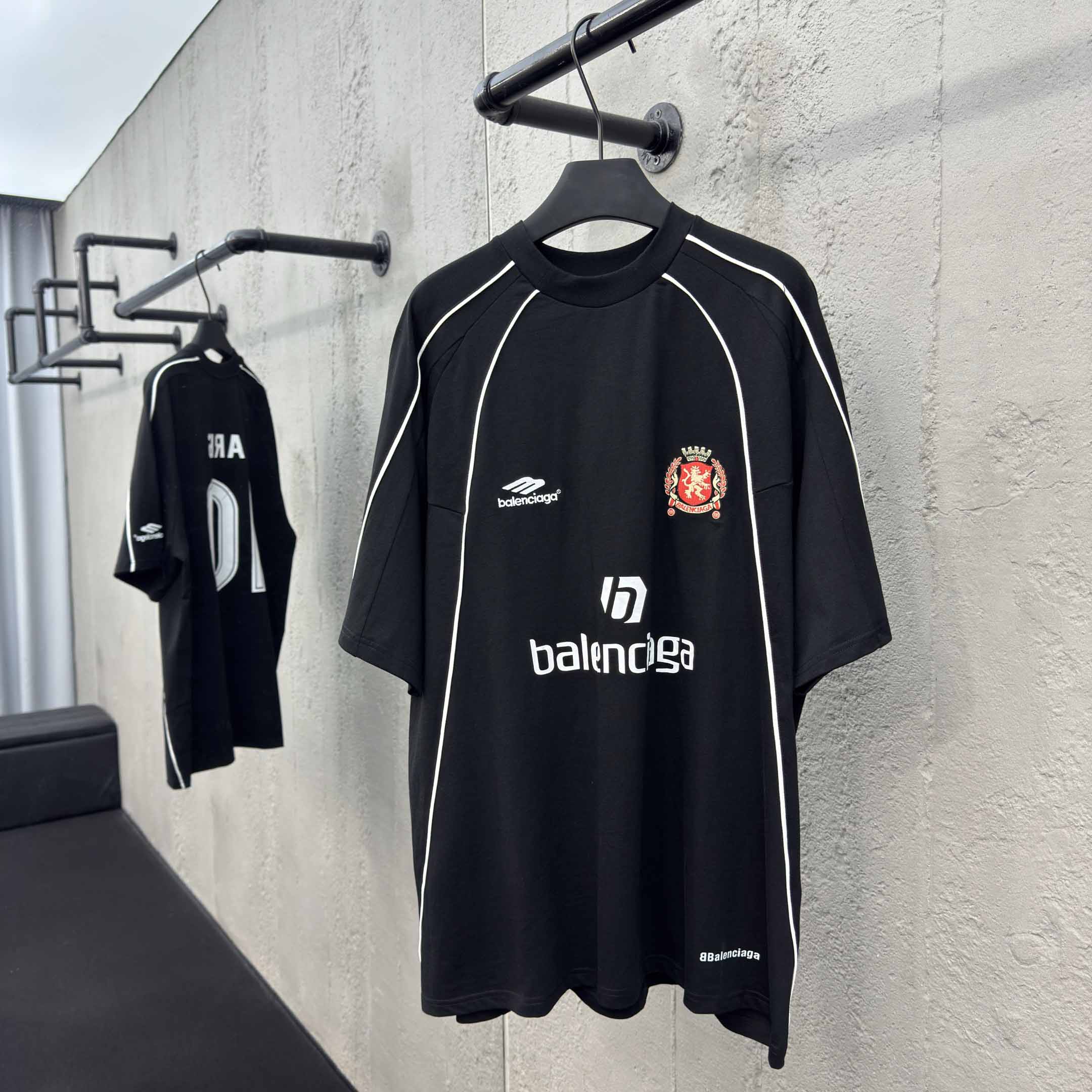 Balenciaga Paris Soccer T-Shirt Oversized In Black Balenciaga Paris Soccer T-Shirt Oversized In Black - DesignerGu