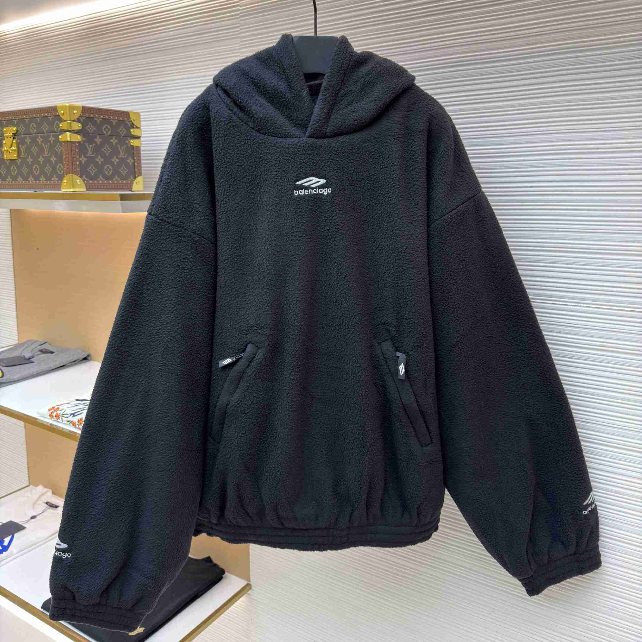 Balenciaga Fleece Sweatshirt  Balenciaga Fleece Sweatshirt  - DesignerGu