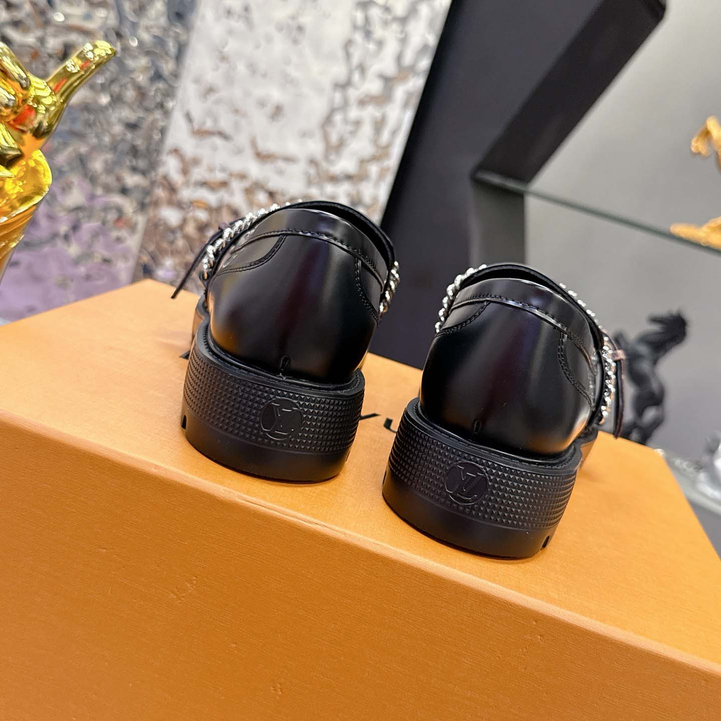 Louis Vuitton District Flat Loafer   1AICBZ - DesignerGu