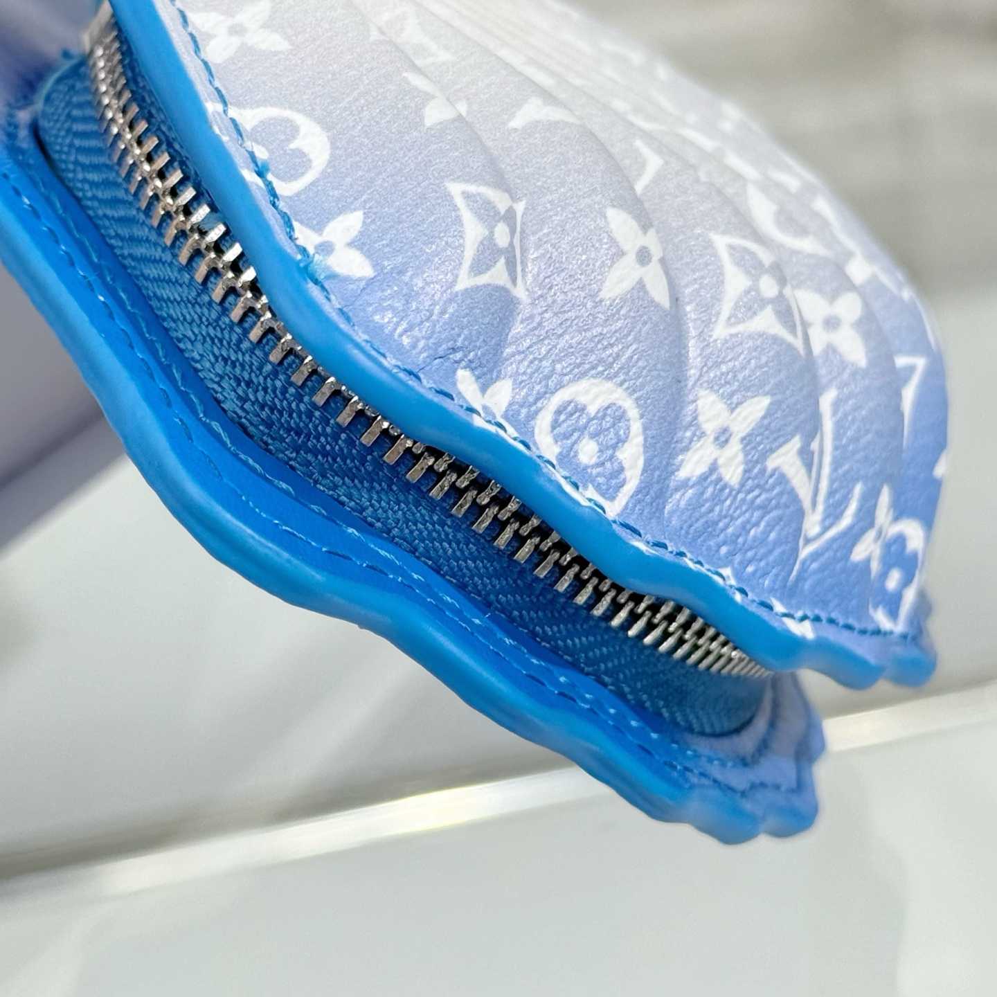 Louis Vuitton LV Shell Bag Charm   M02620 - DesignerGu