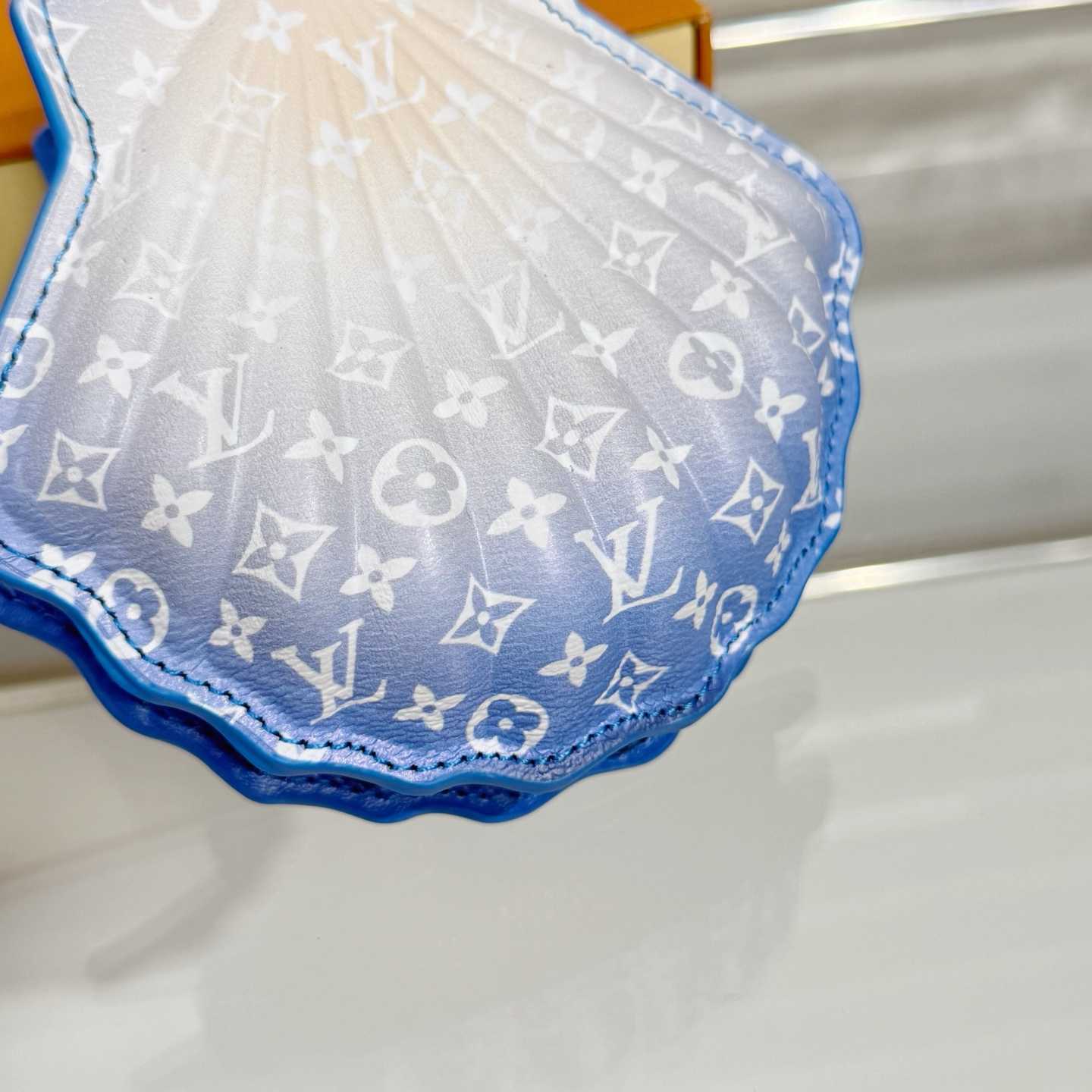 Louis Vuitton LV Shell Bag Charm   M02620 - DesignerGu