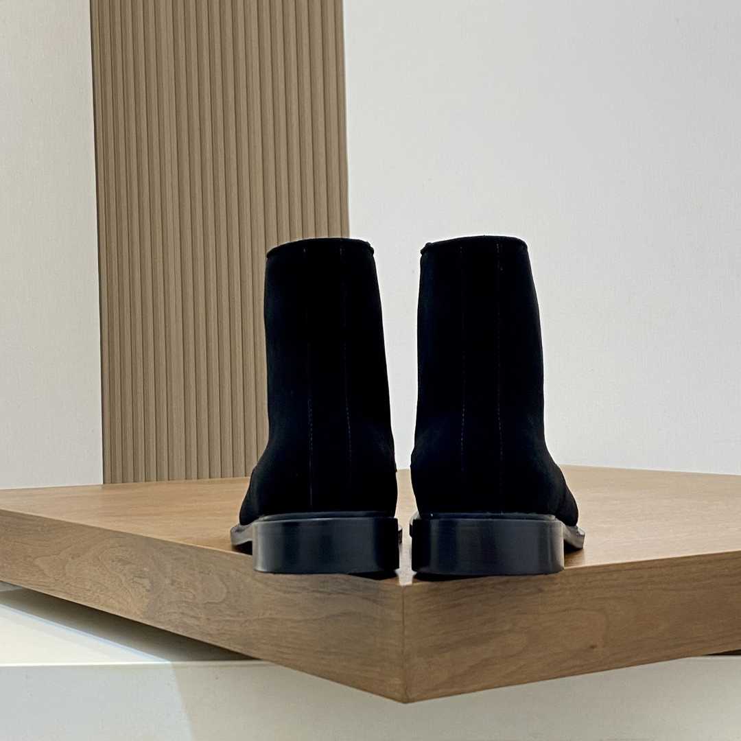 Gucci Men's Suede Lace-Up Boots - DesignerGu