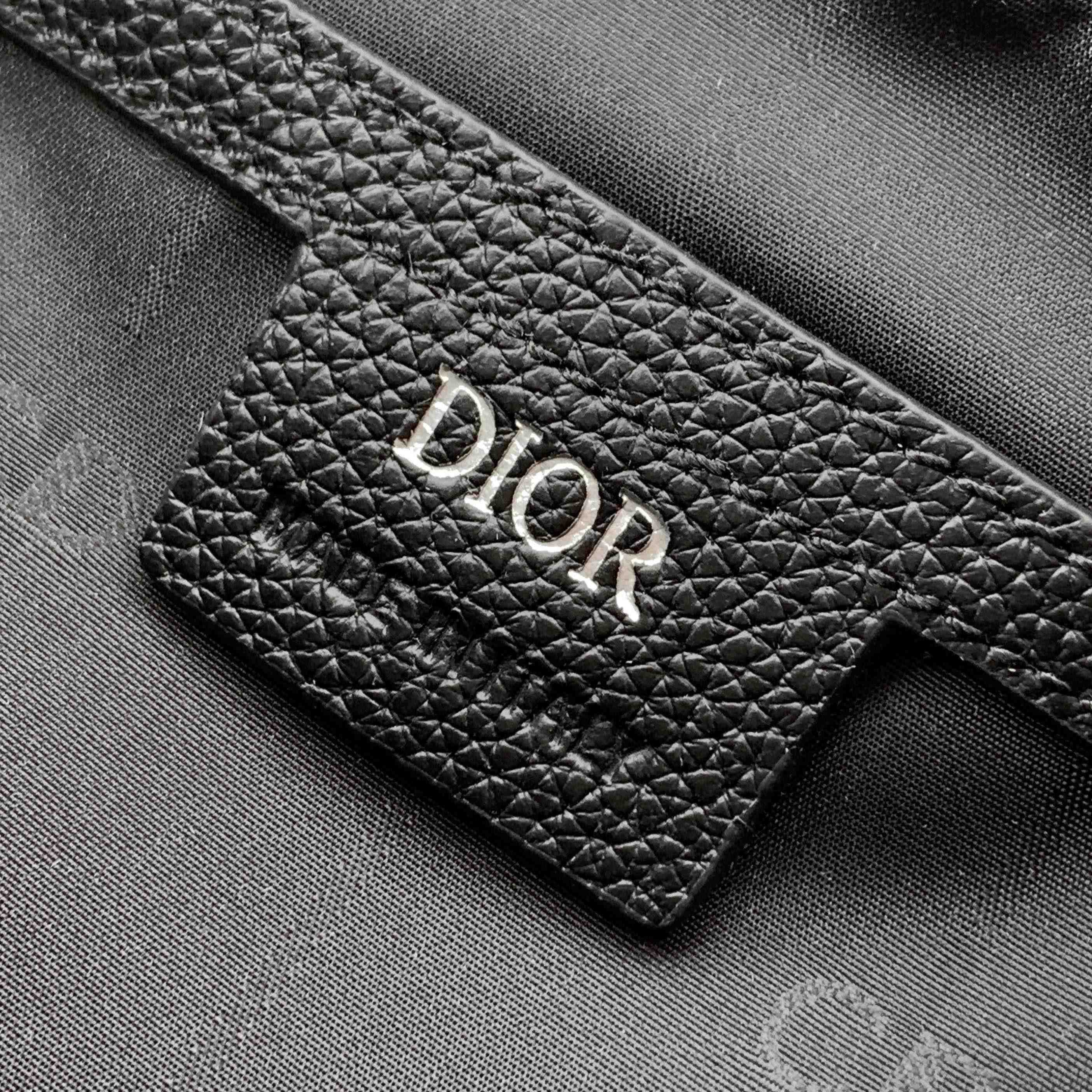 Dior CD Icon Zipped Messenger Bag  - DesignerGu