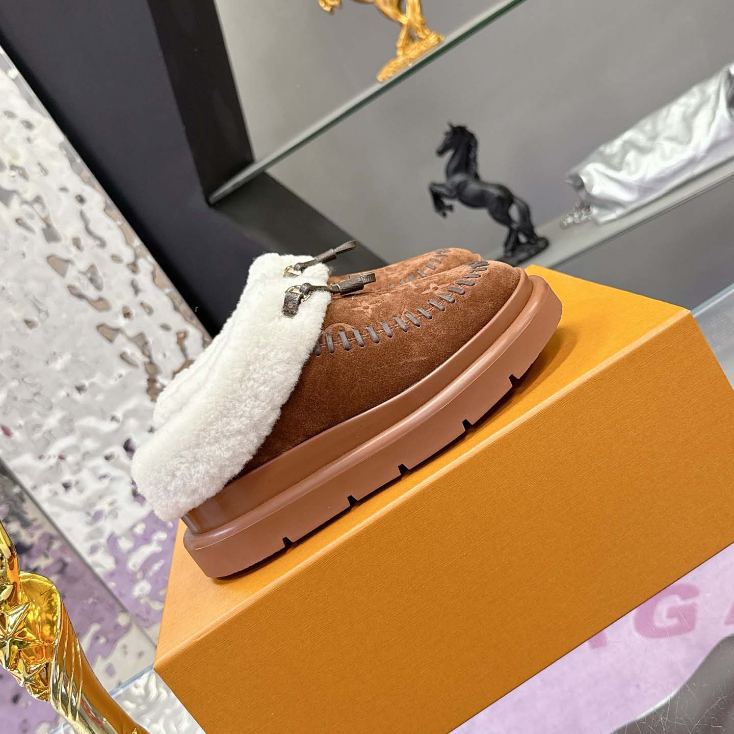 Louis Vuitton Cortina Closed Mule   1AITIN - DesignerGu