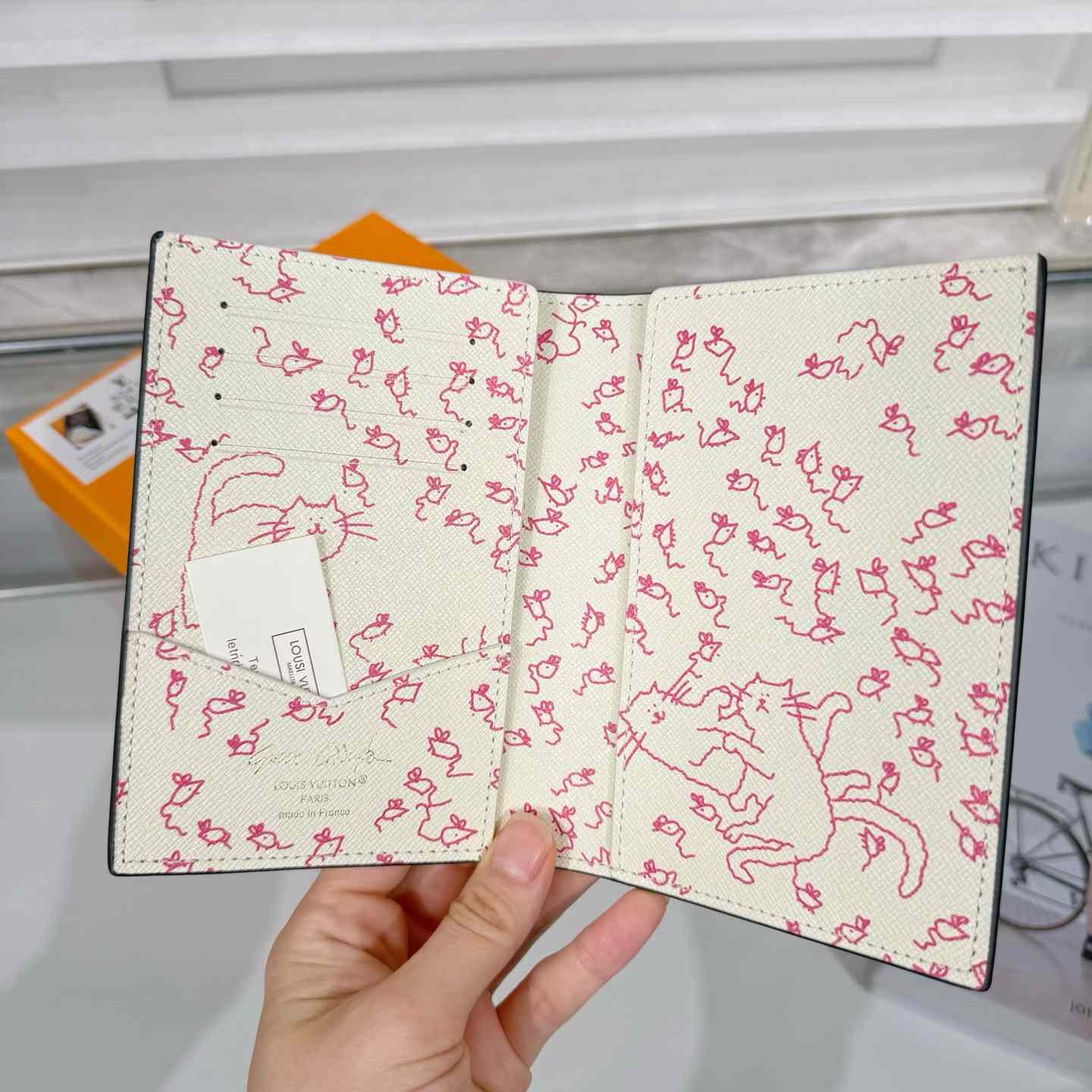 Louis Vuitton Passport Cover   M25753 - DesignerGu