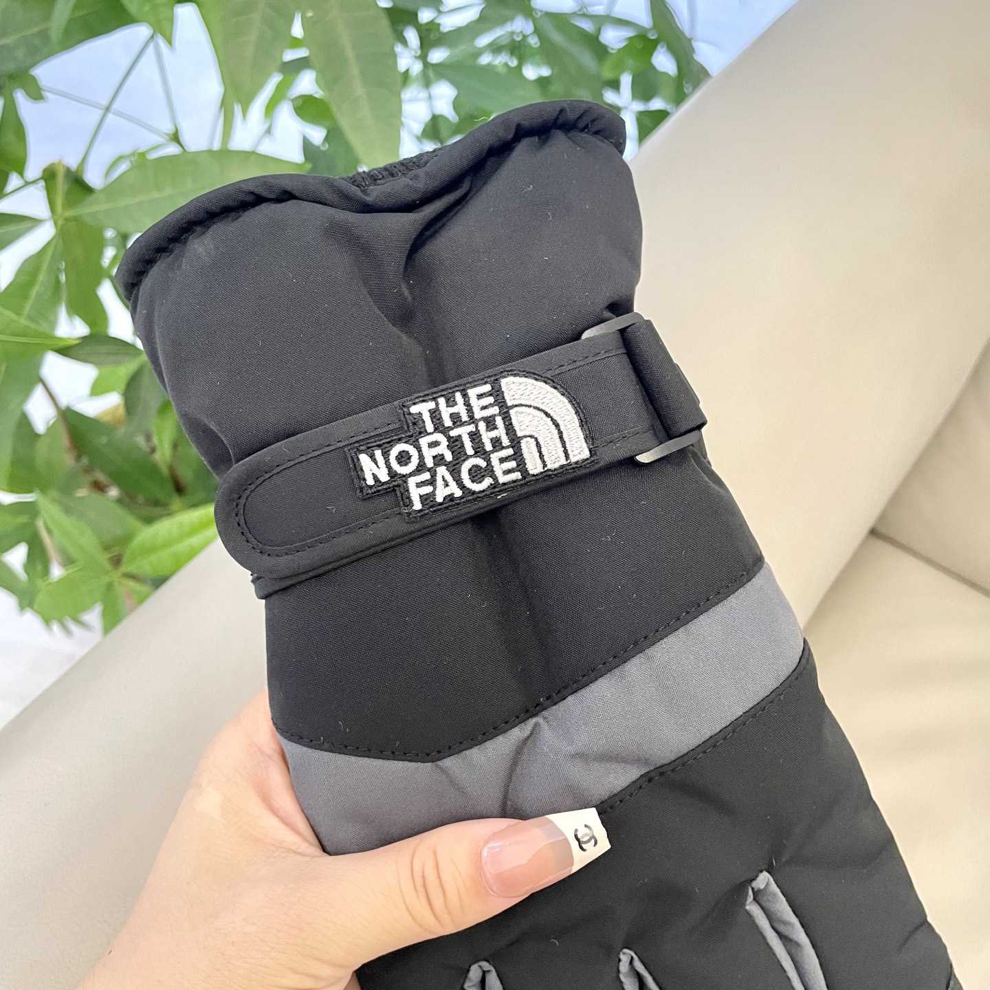The North Face Men's Gloves - DesignerGu